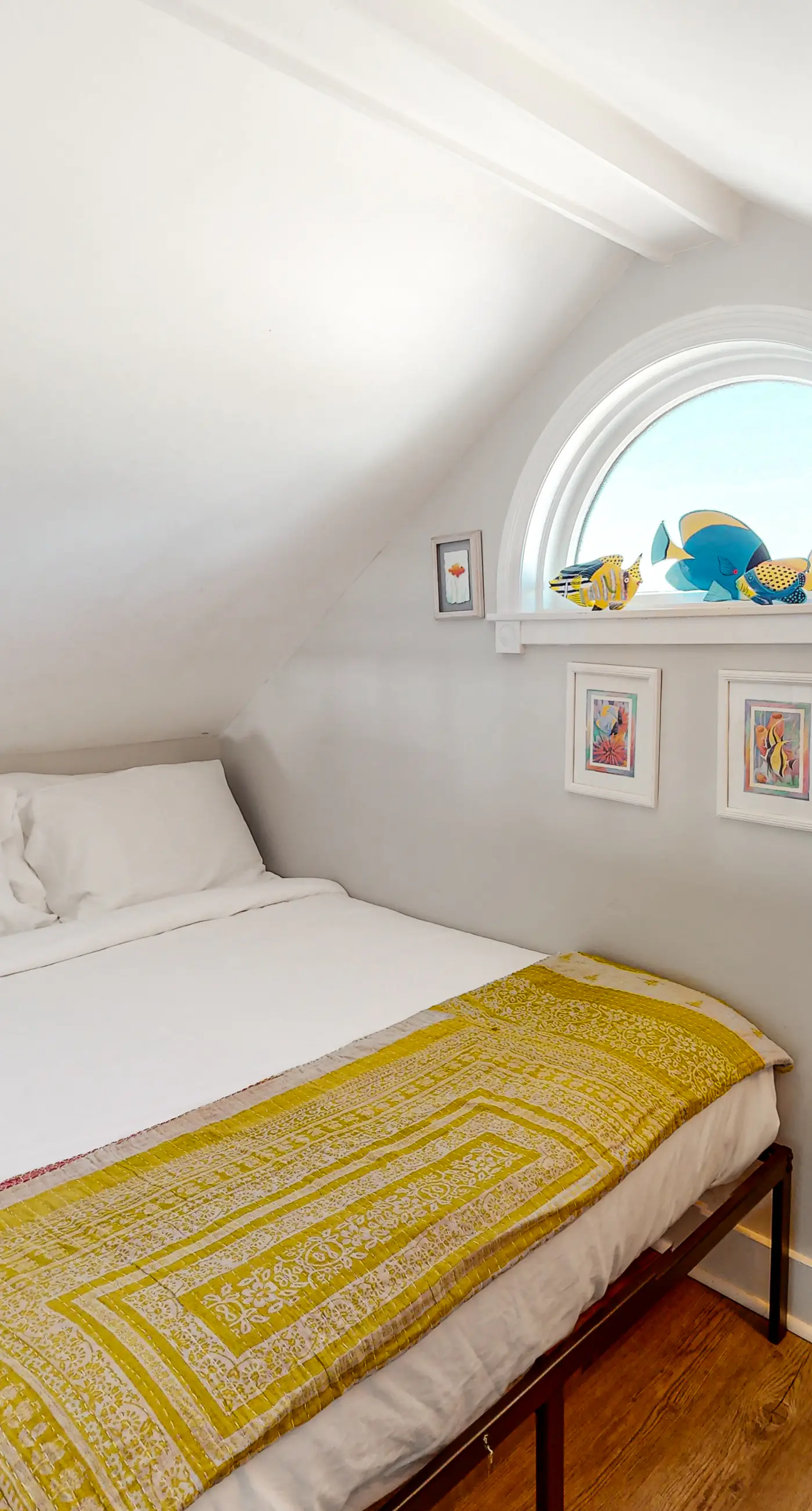 Beachfront home with expansive deck, screened porch, washer&dryer & central AC