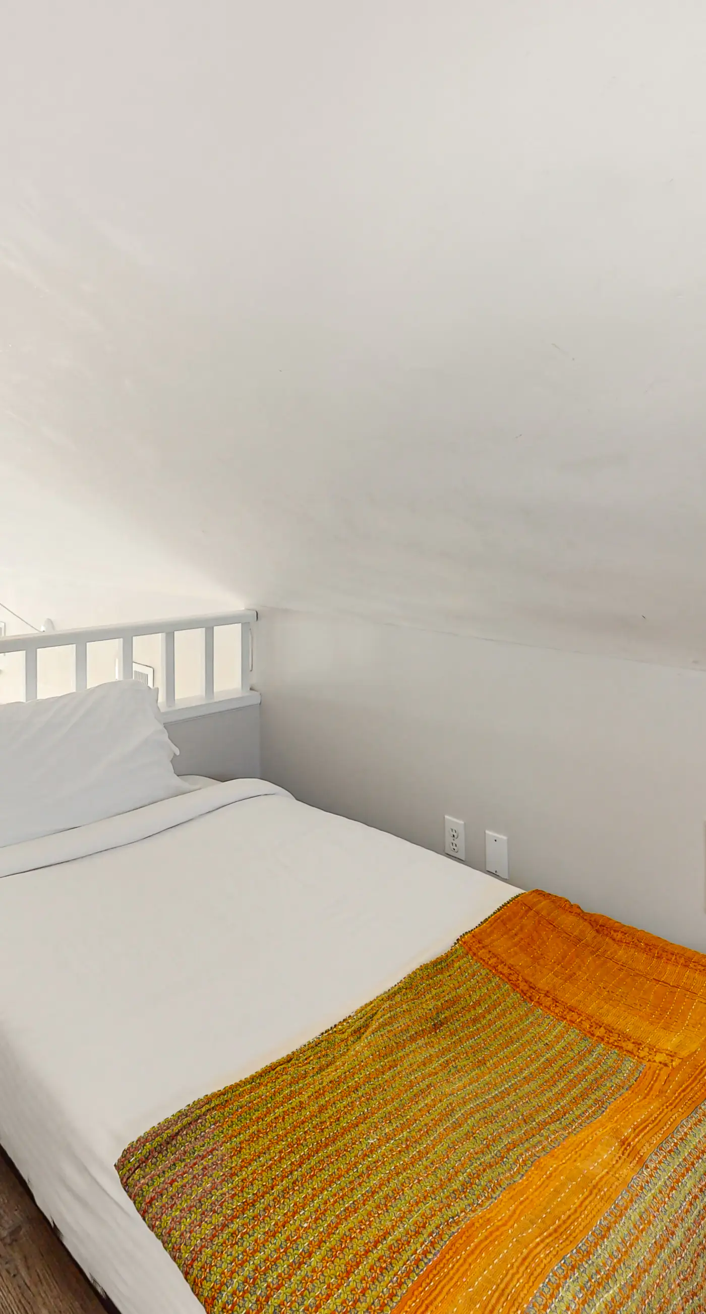 Beachfront home with expansive deck, screened porch, washer&dryer & central AC