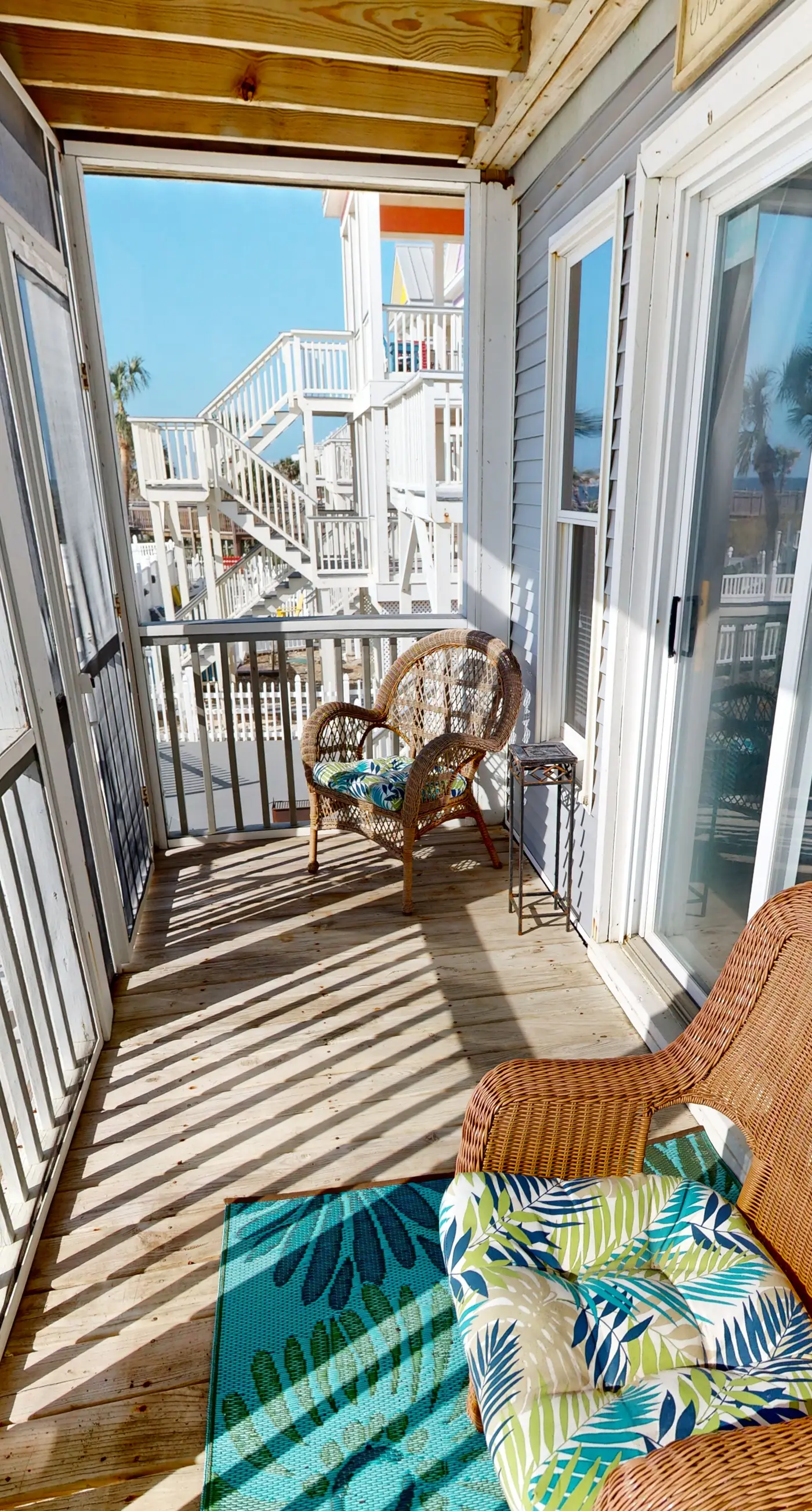 Beachfront home with expansive deck, screened porch, washer&dryer & central AC