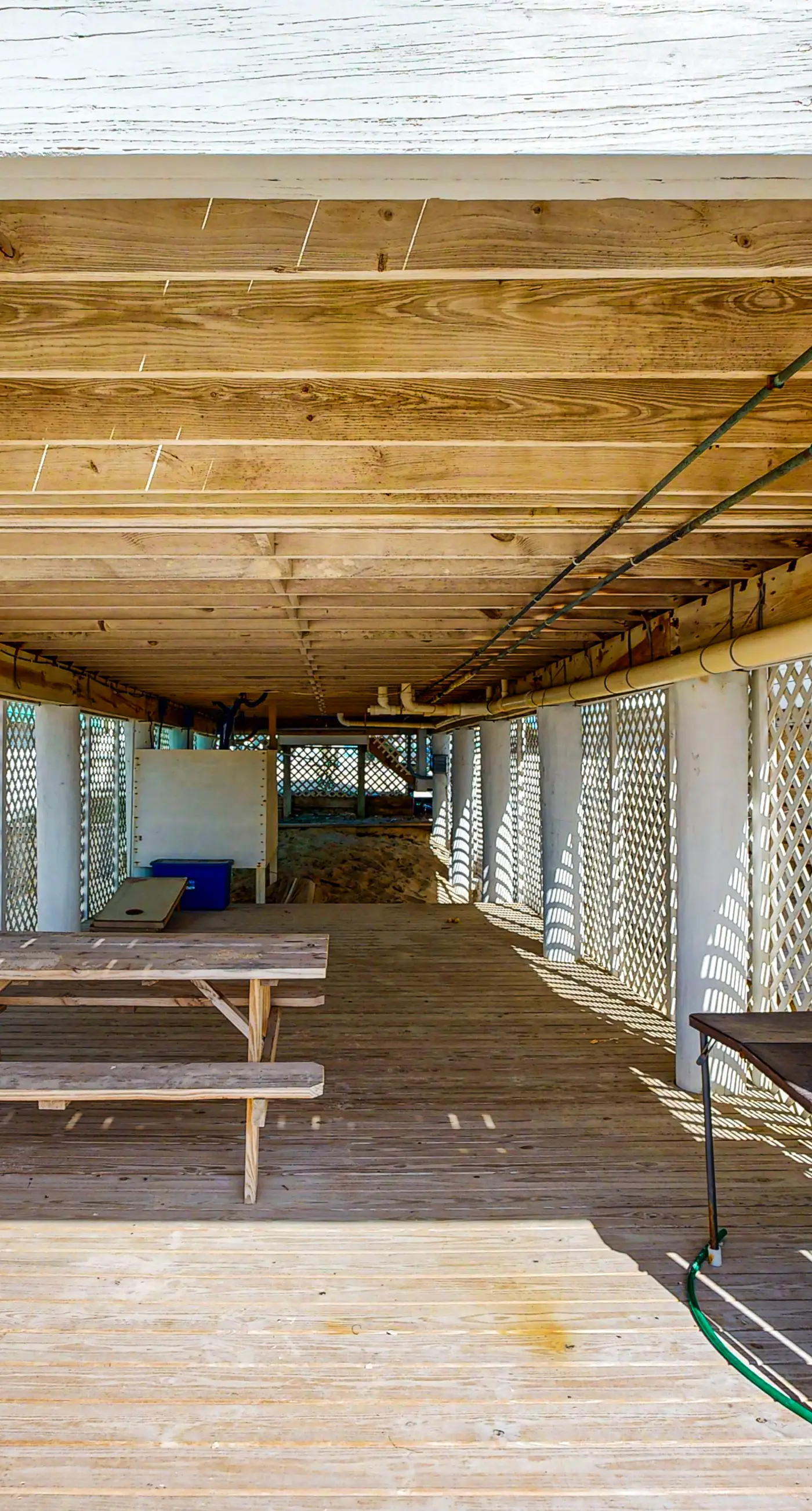 Beachfront home with expansive deck, screened porch, washer&dryer & central AC