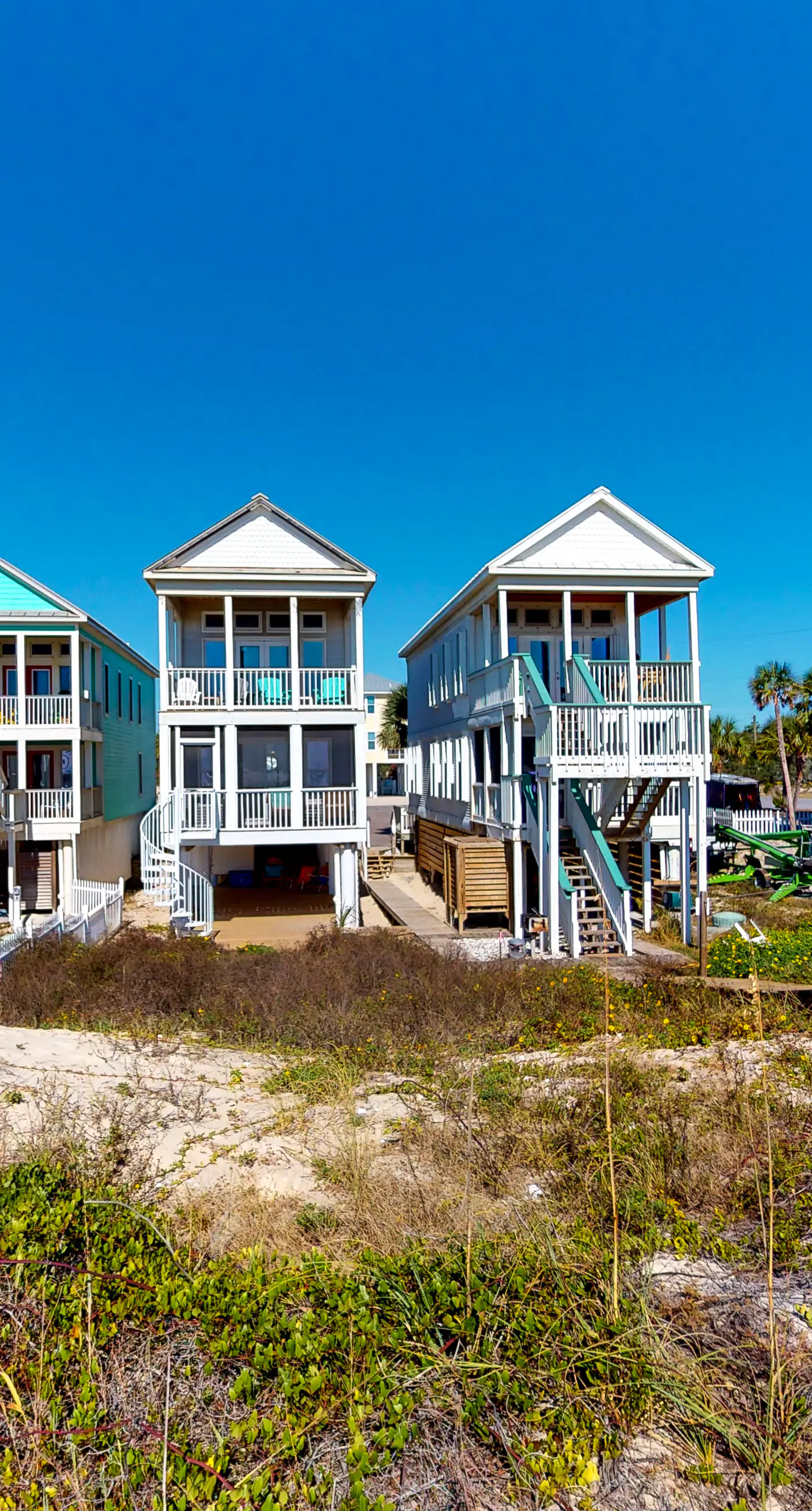 Beachfront home with expansive deck, screened porch, washer&dryer & central AC