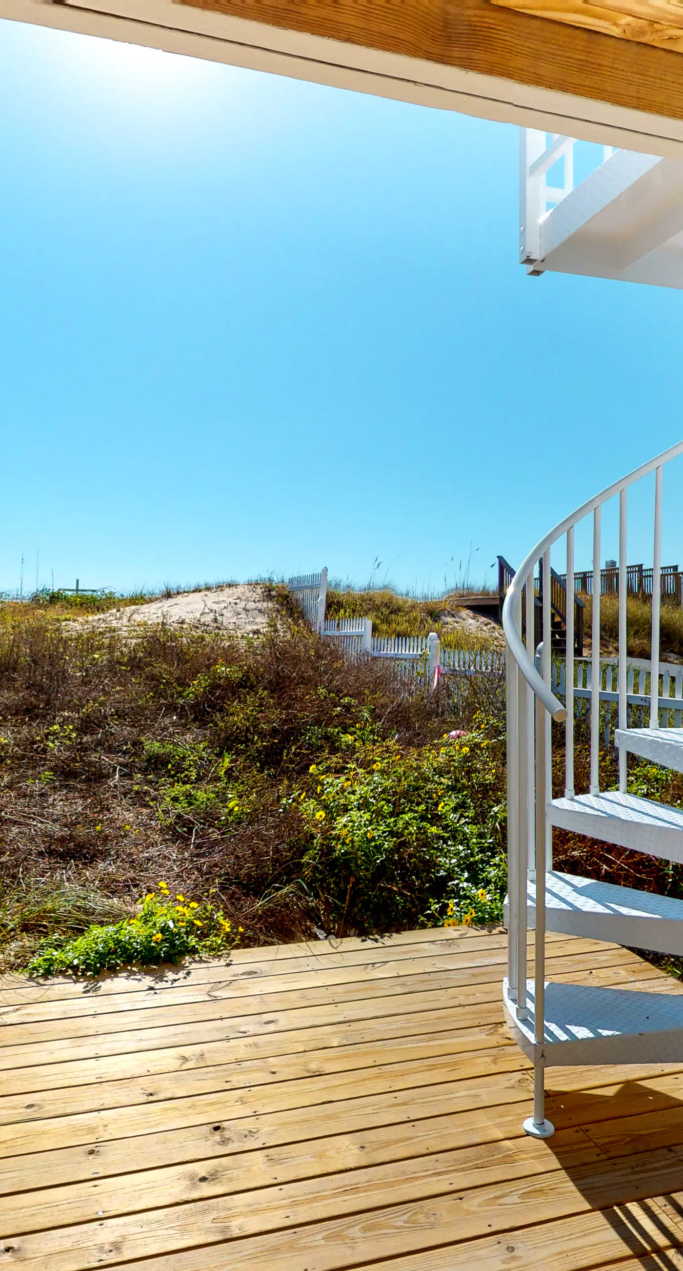 Beachfront home with expansive deck, screened porch, washer&dryer & central AC