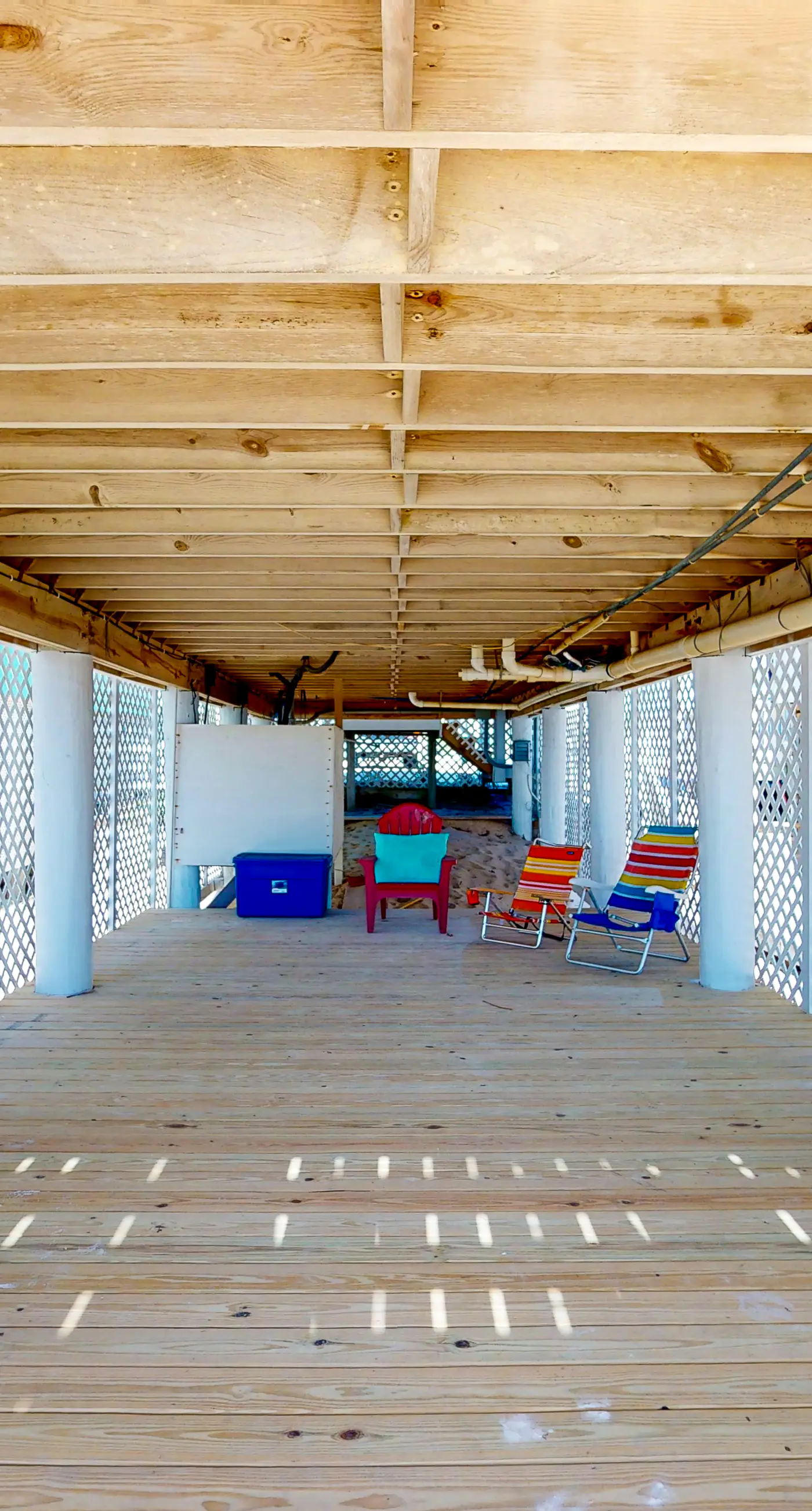 Beachfront home with expansive deck, screened porch, washer&dryer & central AC