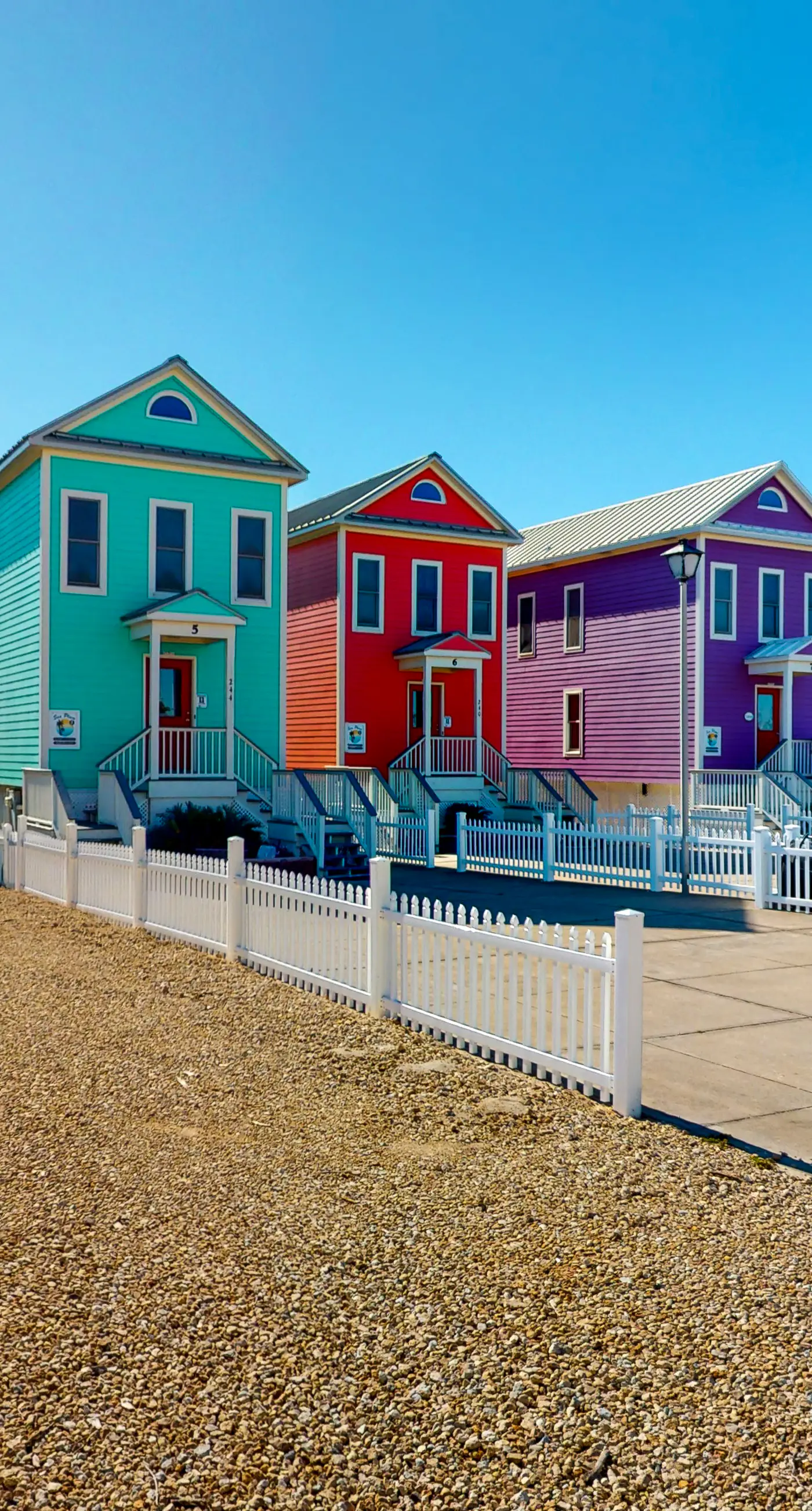 Beachfront home with expansive deck, screened porch, washer&dryer & central AC