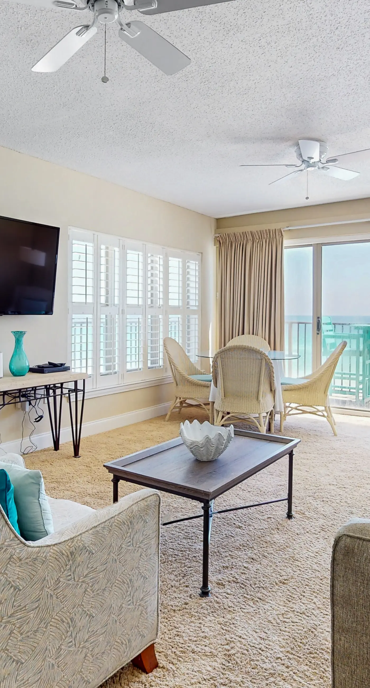 Emerald Towers West 5000 - Spacious beachfront condo with full kitchen, shared pool and beach access