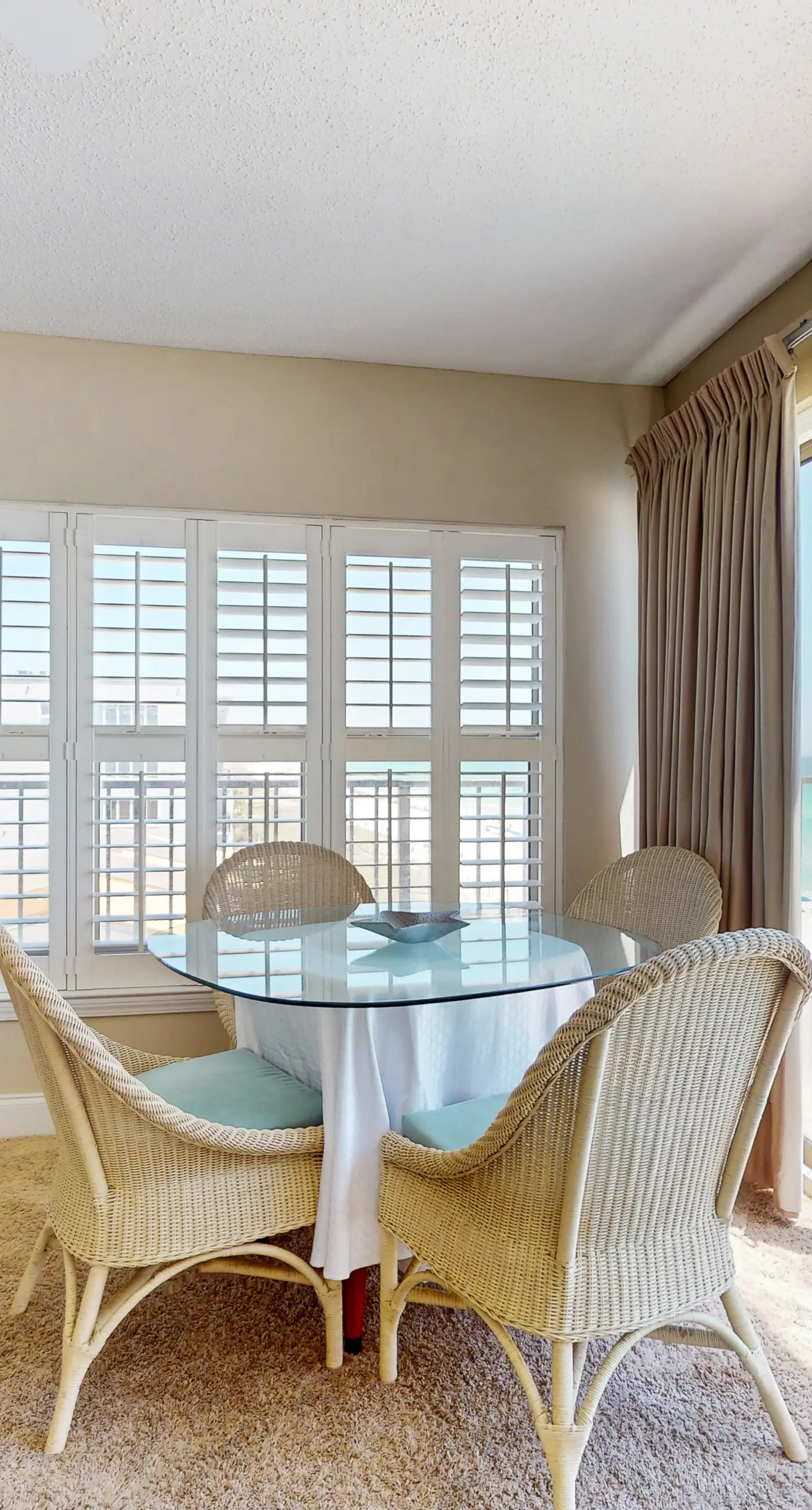 Emerald Towers West 5000 - Spacious beachfront condo with full kitchen, shared pool and beach access