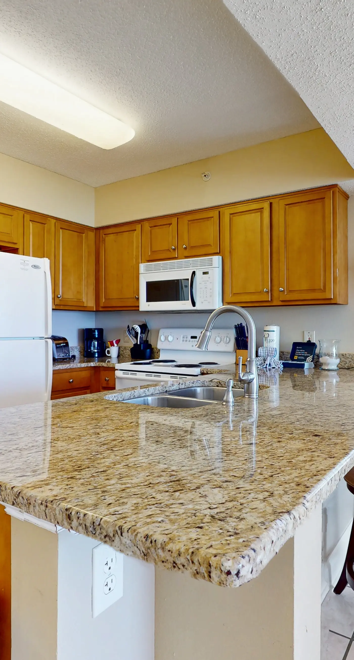 Emerald Towers West 5000 - Spacious beachfront condo with full kitchen, shared pool and beach access