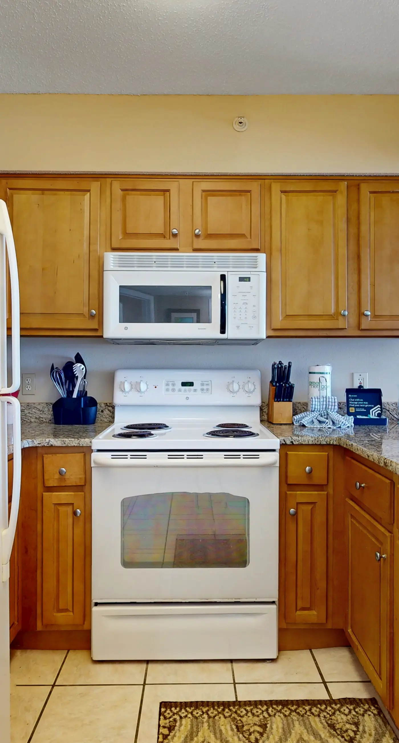 Emerald Towers West 5000 - Spacious beachfront condo with full kitchen, shared pool and beach access