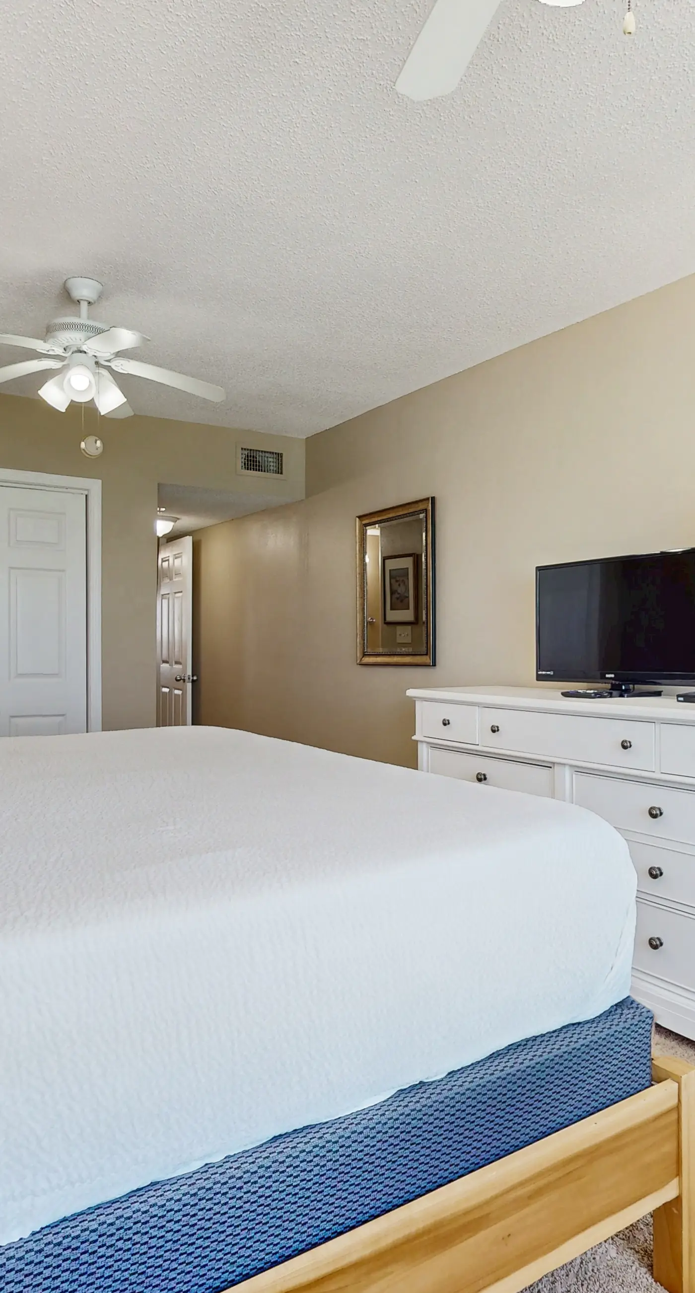 Emerald Towers West 5000 - Spacious beachfront condo with full kitchen, shared pool and beach access