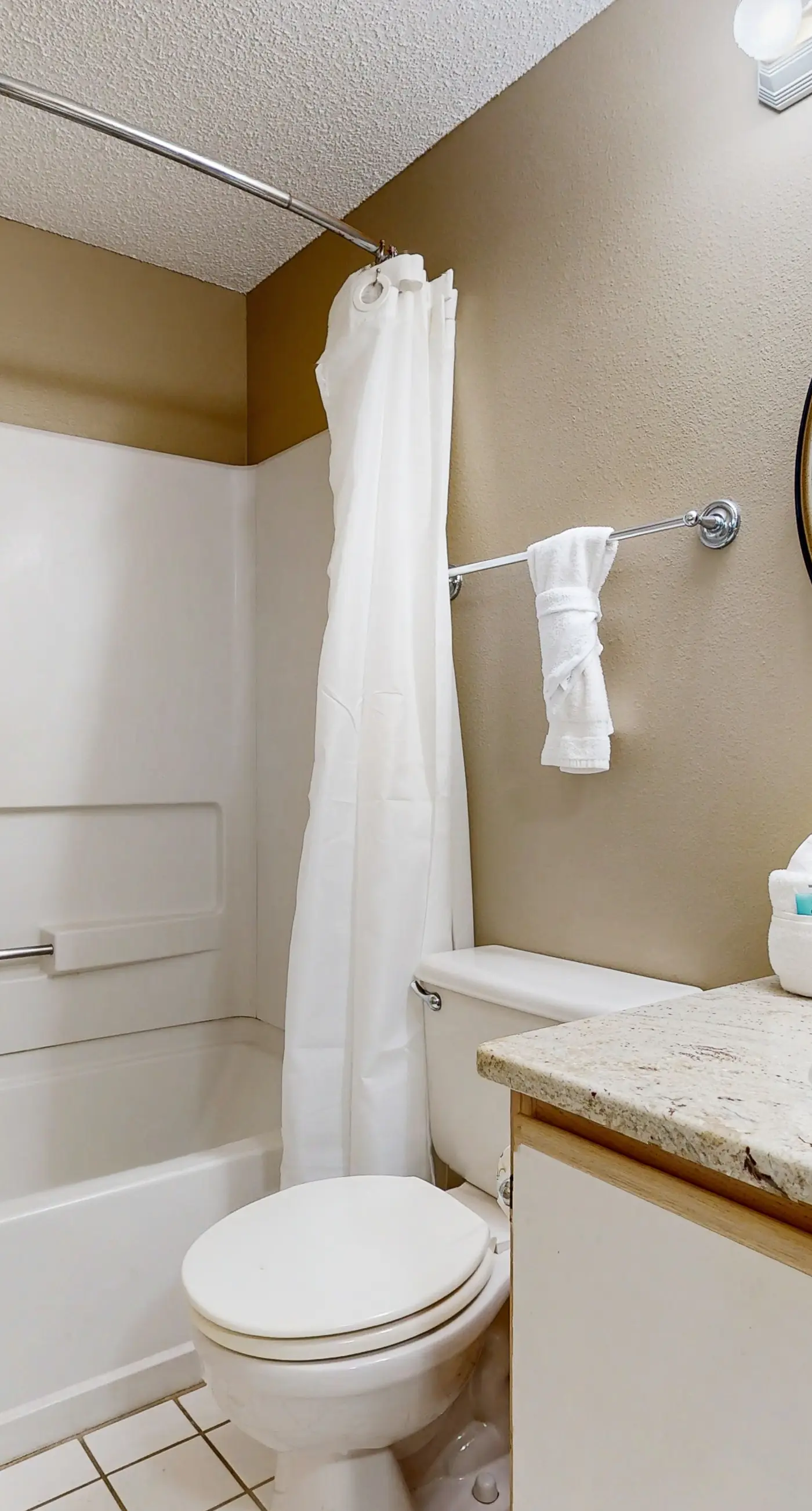 Emerald Towers West 5000 - Spacious beachfront condo with full kitchen, shared pool and beach access