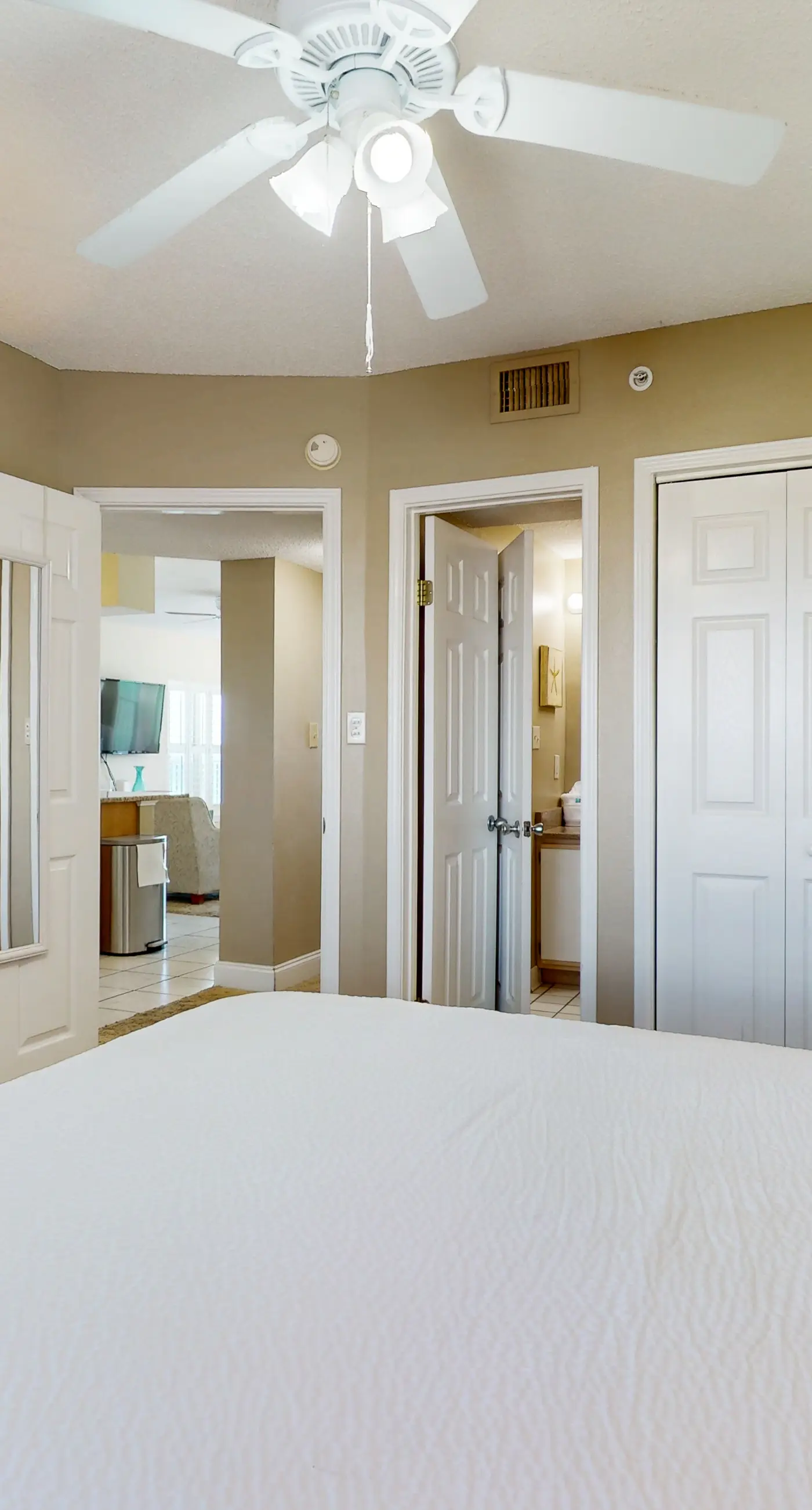 Emerald Towers West 5000 - Spacious beachfront condo with full kitchen, shared pool and beach access