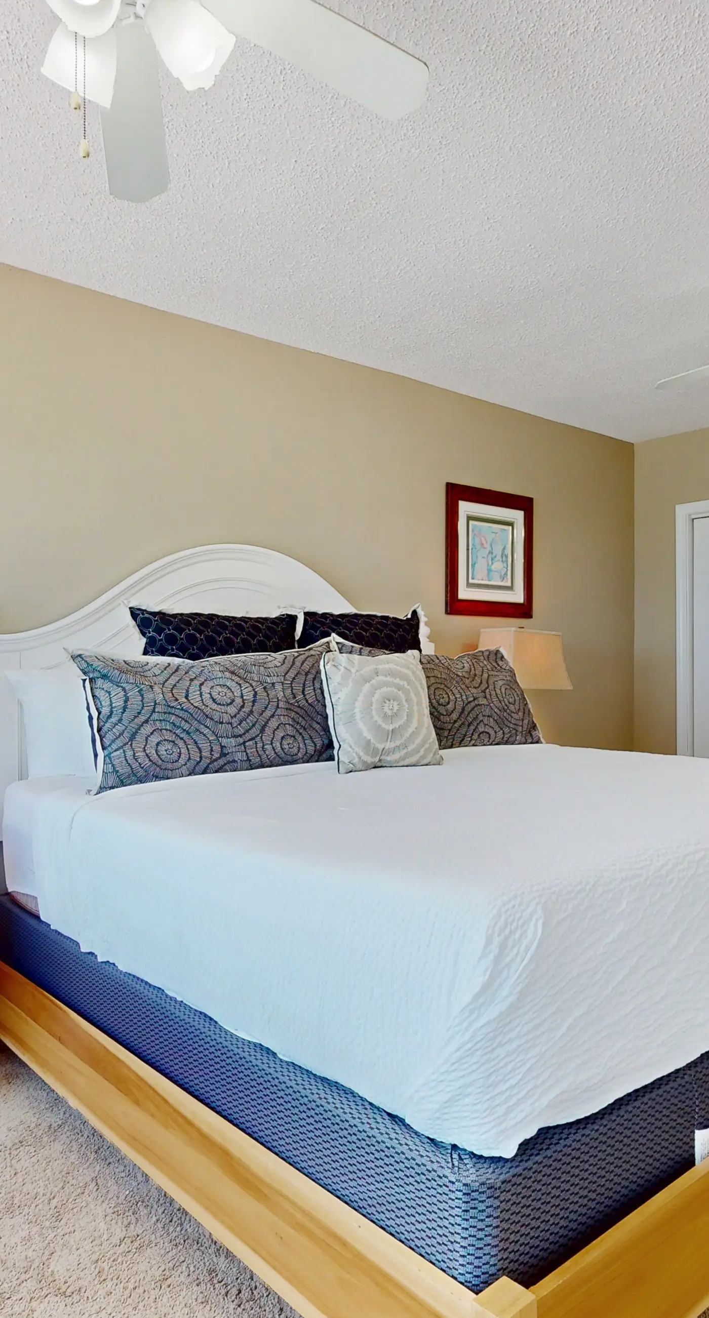 Emerald Towers West 5000 - Spacious beachfront condo with full kitchen, shared pool and beach access