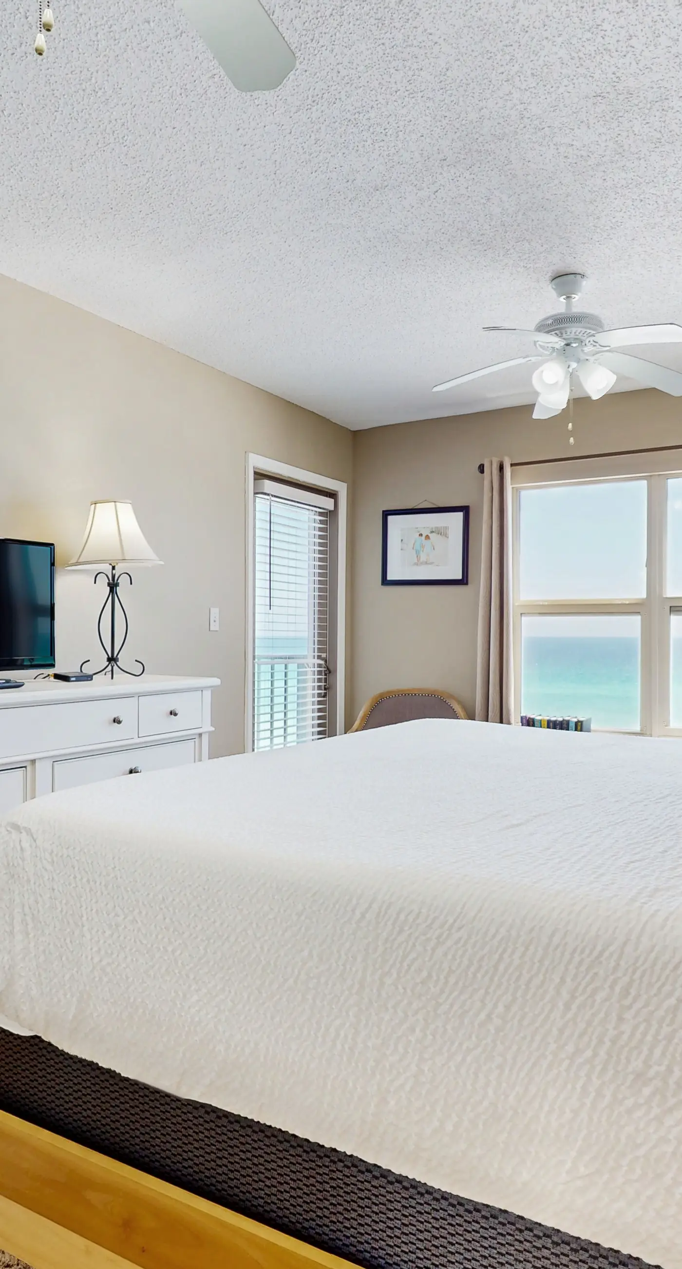 Emerald Towers West 5000 - Spacious beachfront condo with full kitchen, shared pool and beach access