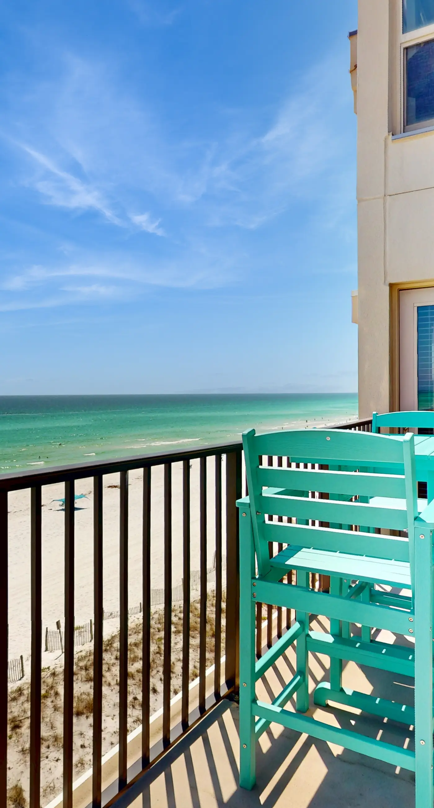 Emerald Towers West 5000 - Spacious beachfront condo with full kitchen, shared pool and beach access