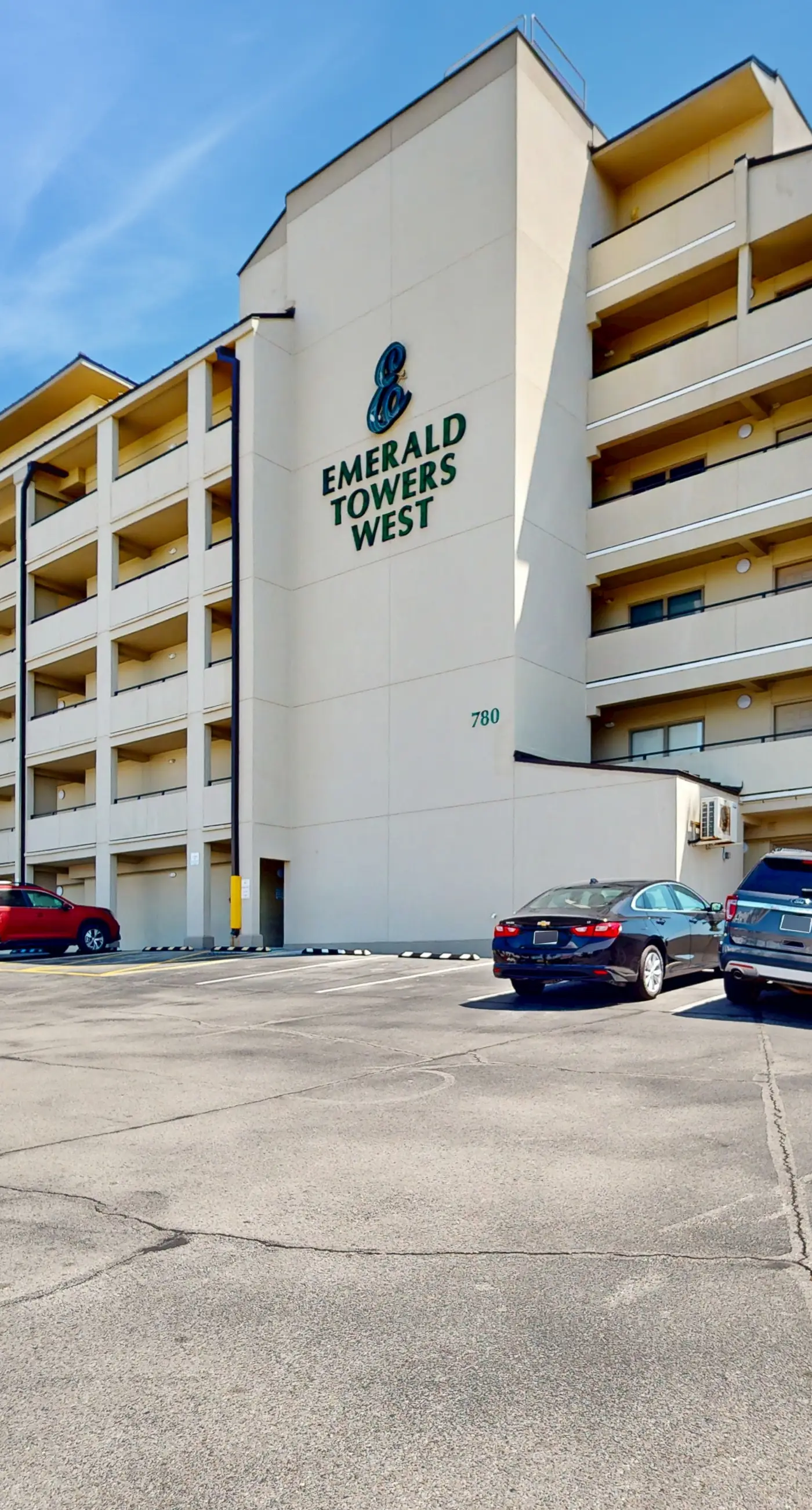 Emerald Towers West 5000 - Spacious beachfront condo with full kitchen, shared pool and beach access