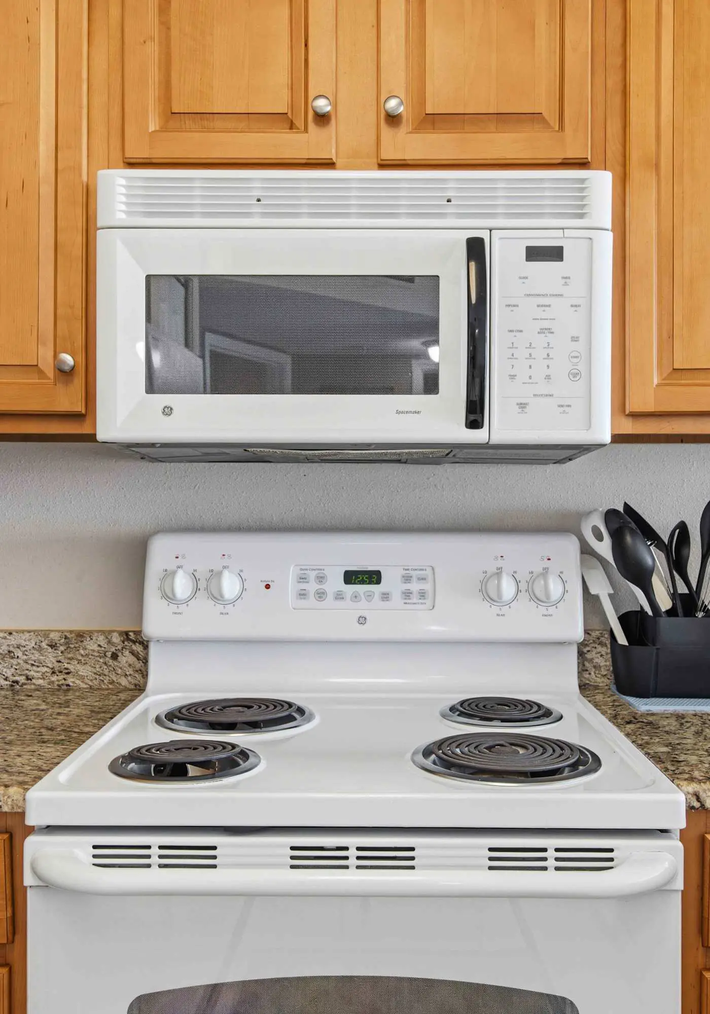 Spacious beachfront condo with full kitchen, shared pool and beach access