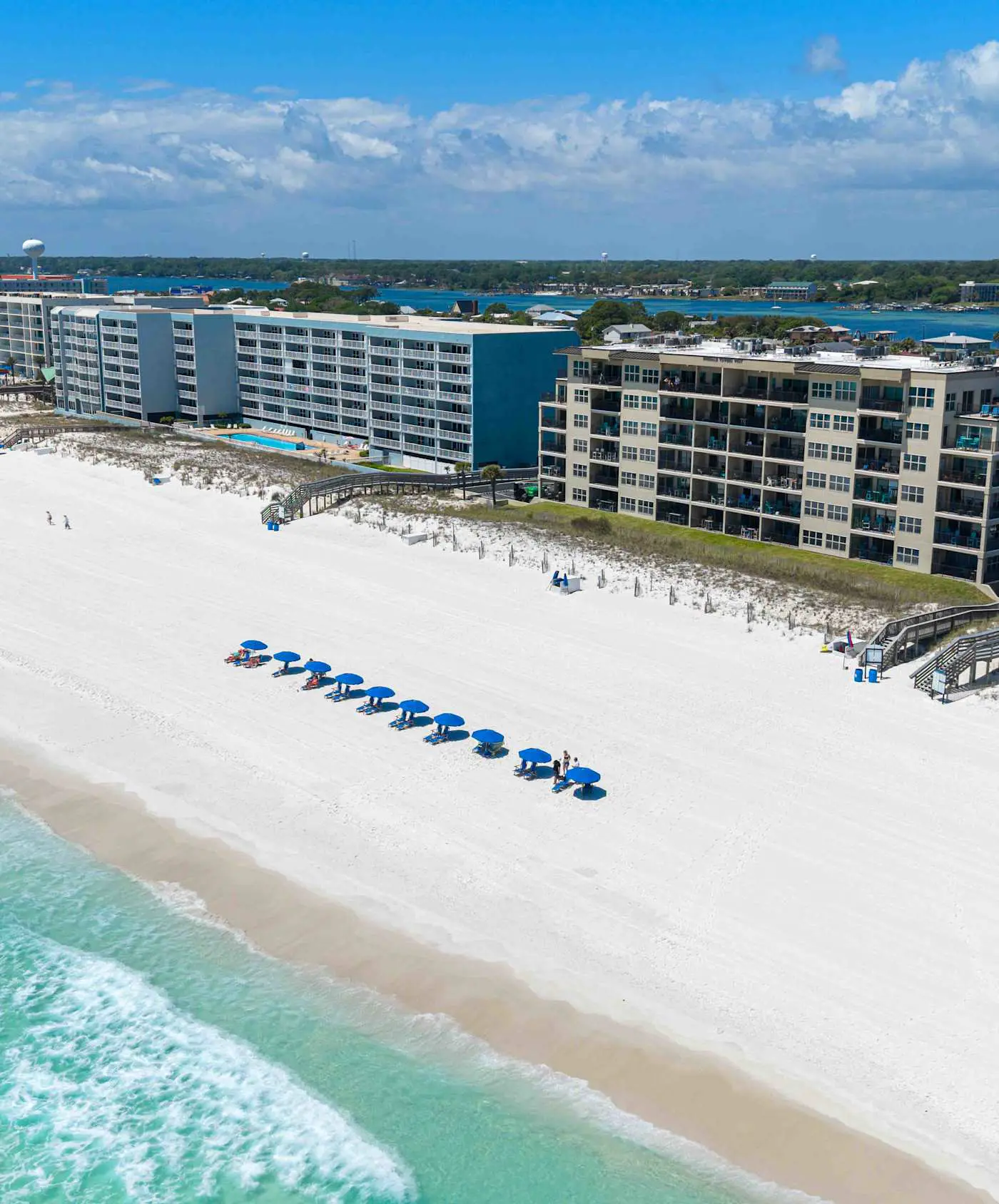 Spacious beachfront condo with full kitchen, shared pool and beach access