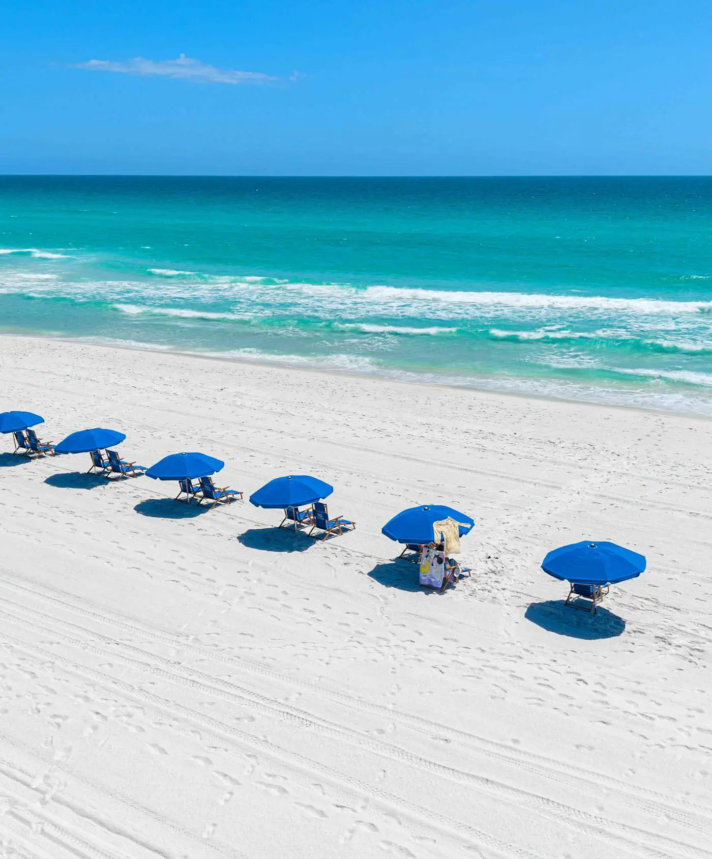 Spacious beachfront condo with full kitchen, shared pool and beach access