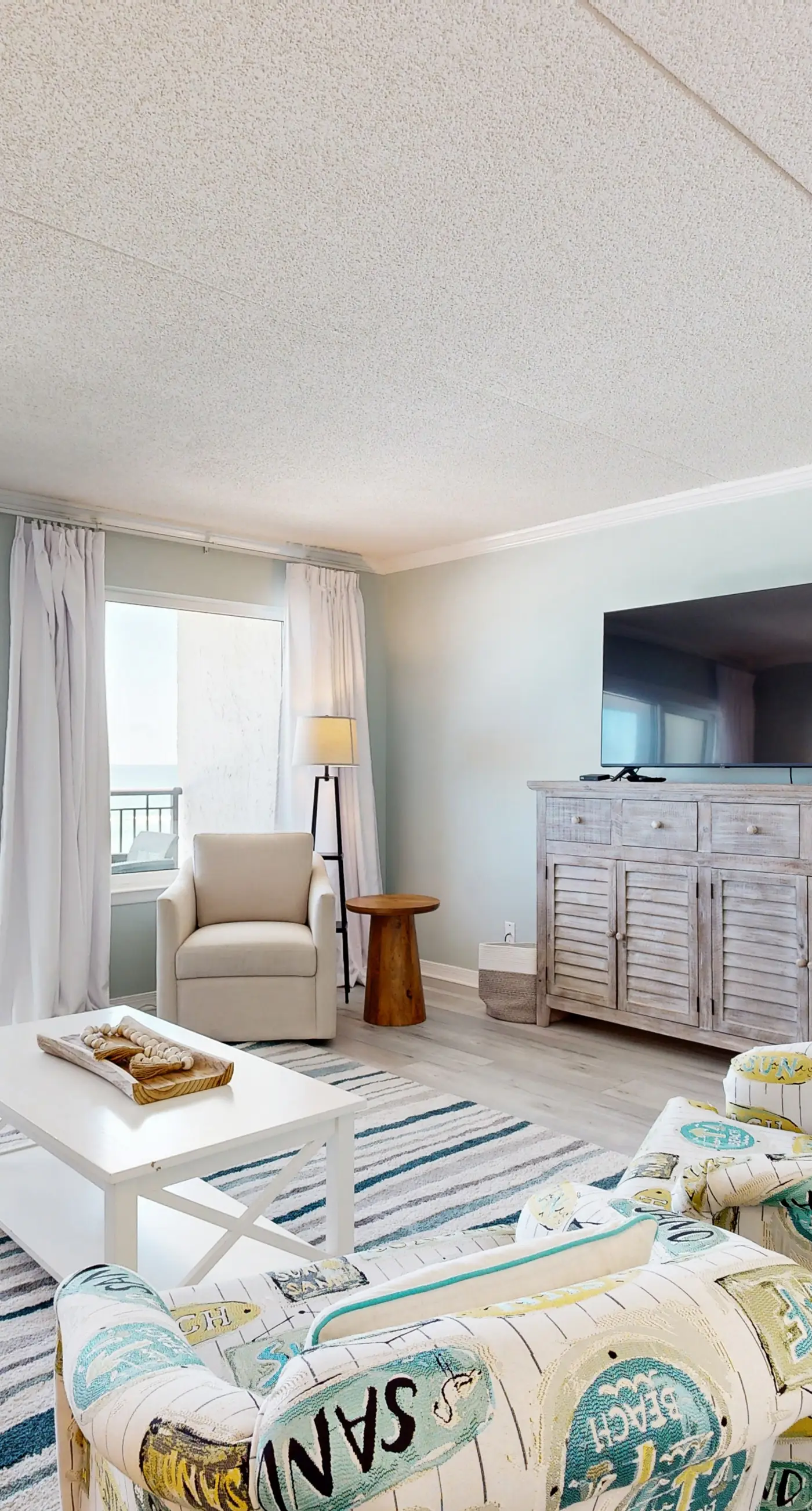 Sunlit Gulf-front condo with gorgeous water views, pool, balcony, & tennis court