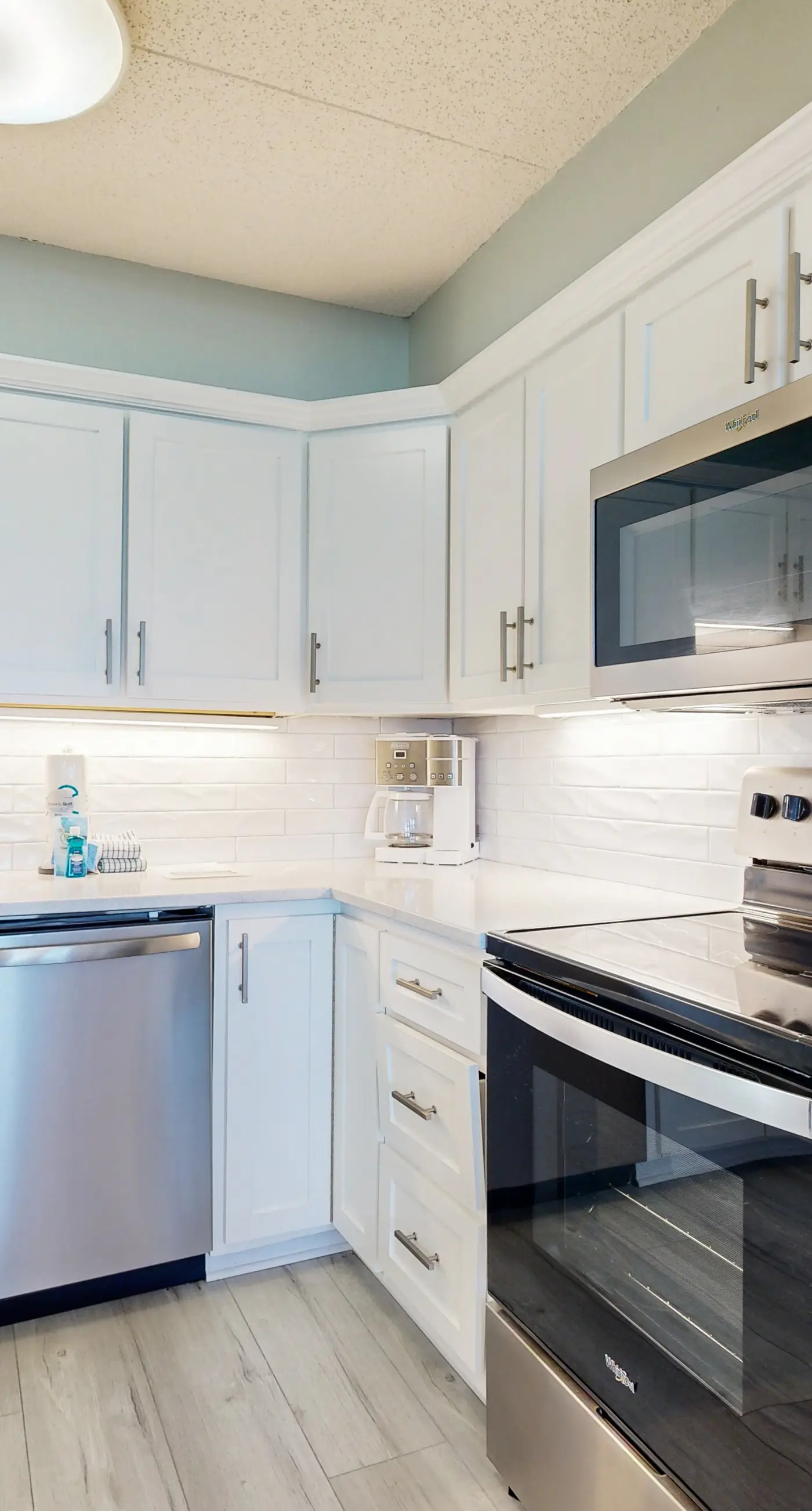 Sunlit Gulf-front condo with gorgeous water views, pool, balcony, & tennis court