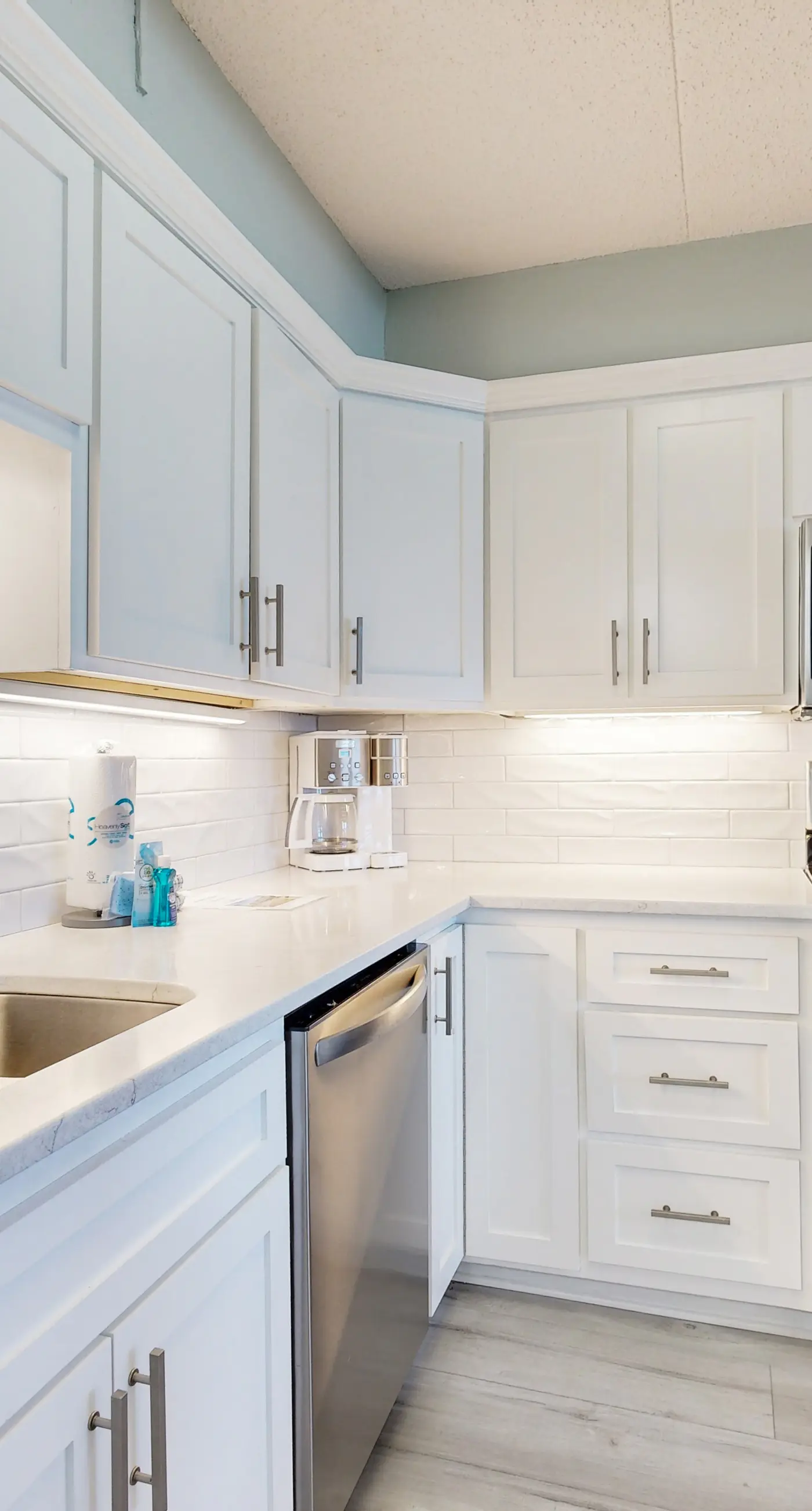 Sunlit Gulf-front condo with gorgeous water views, pool, balcony, & tennis court