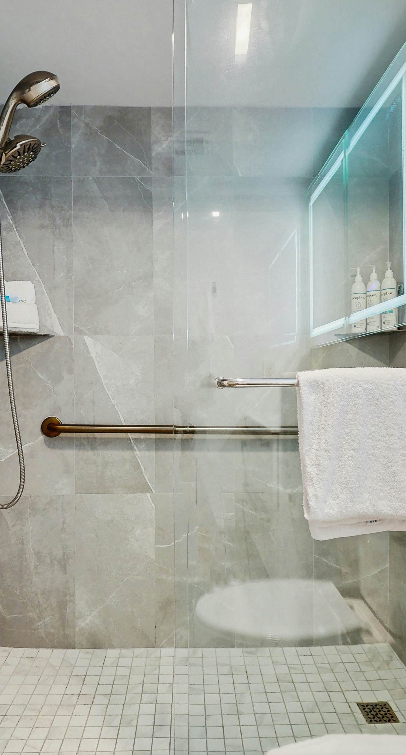 Pelican Isle 102 - Beachfront Condo, gorgeous views, shared pool and beach access