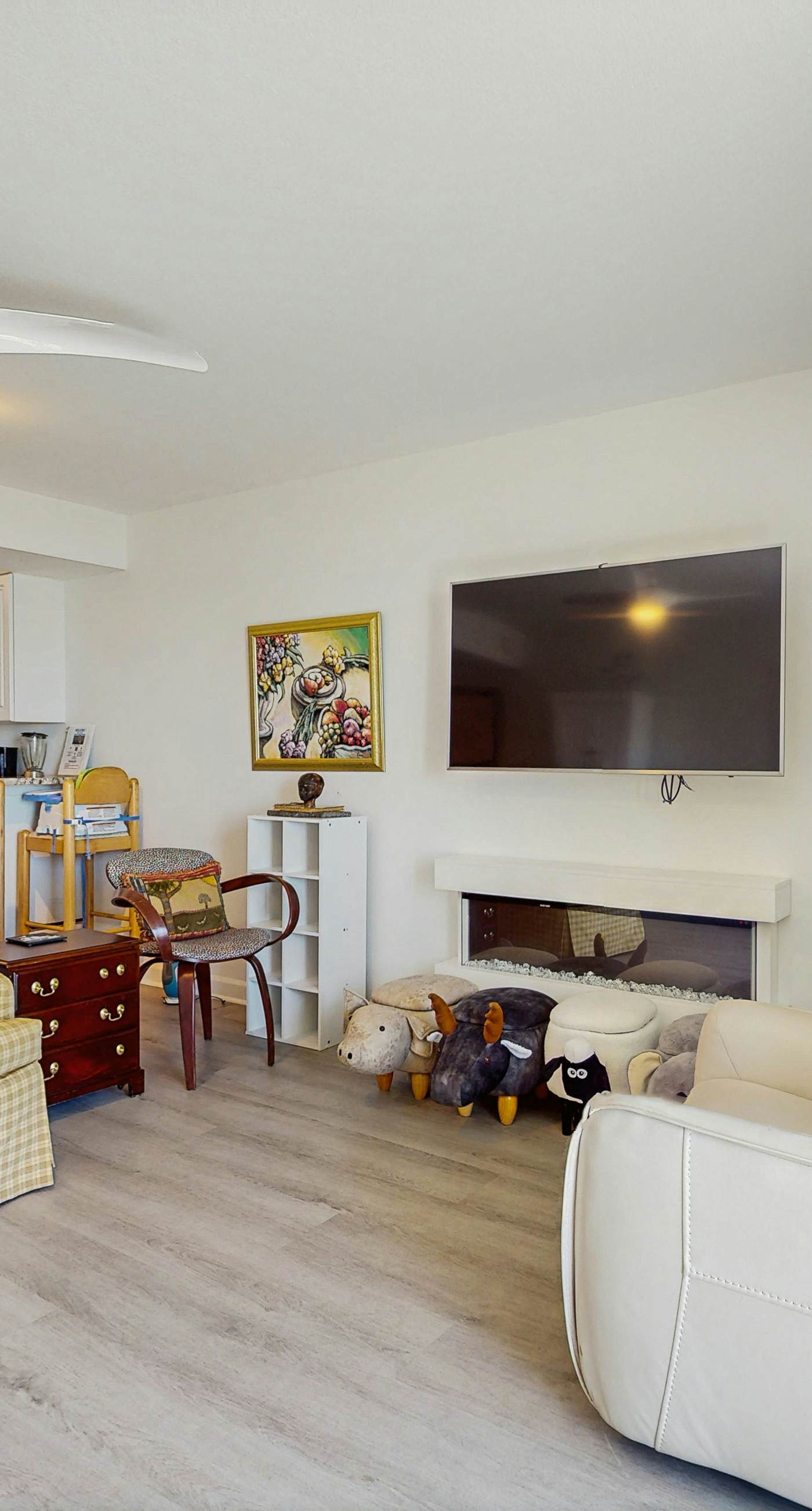 Pelican Isle 102 - Beachfront Condo, gorgeous views, shared pool and beach access