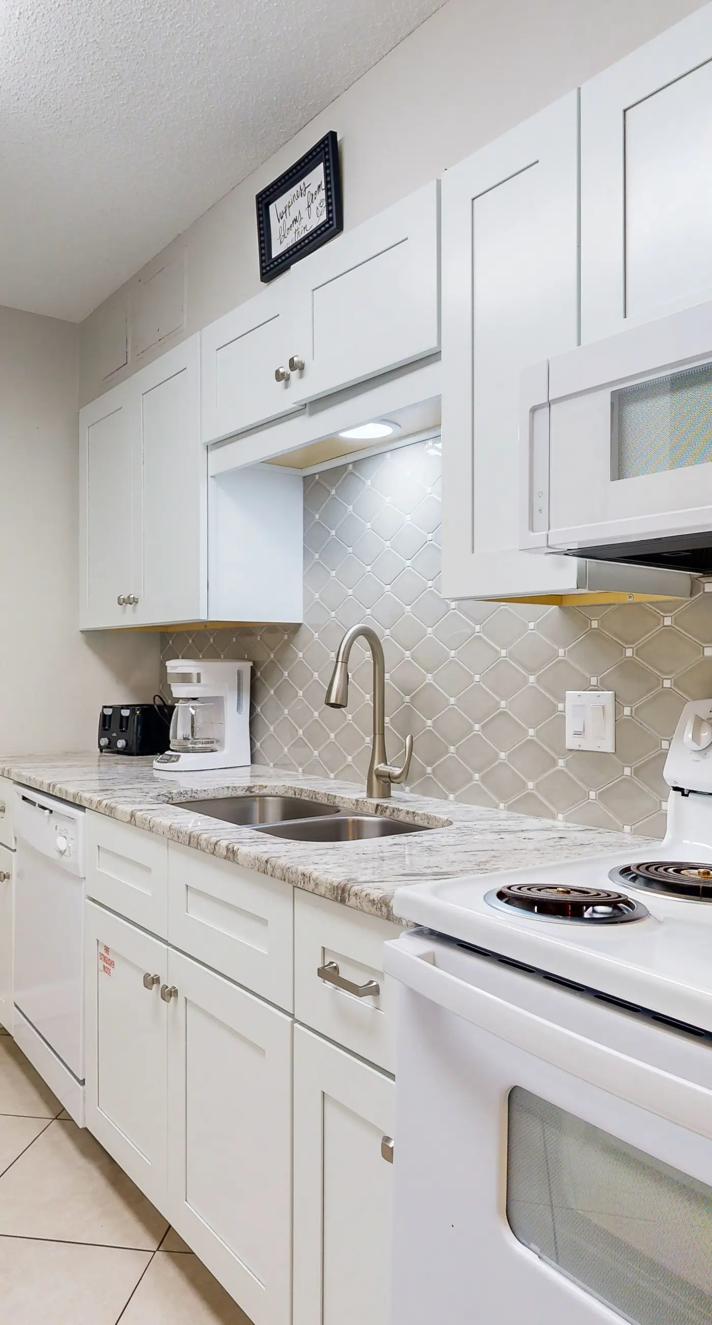 Sea Oats 208 - Gulf-front condo with WiFi & a washer/dryer plus pool, hot tub, & fitness room