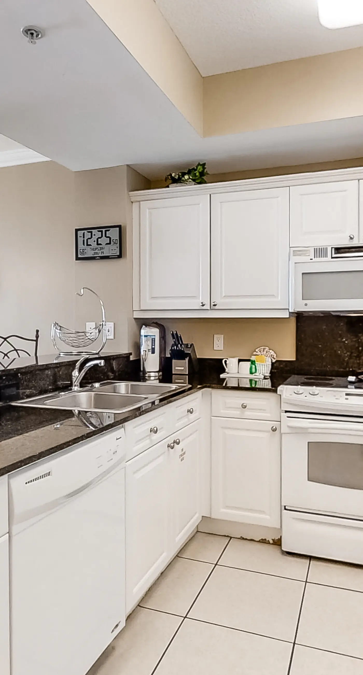 Sixth floor Summer Place condo w/ beach access, shared pool, and more