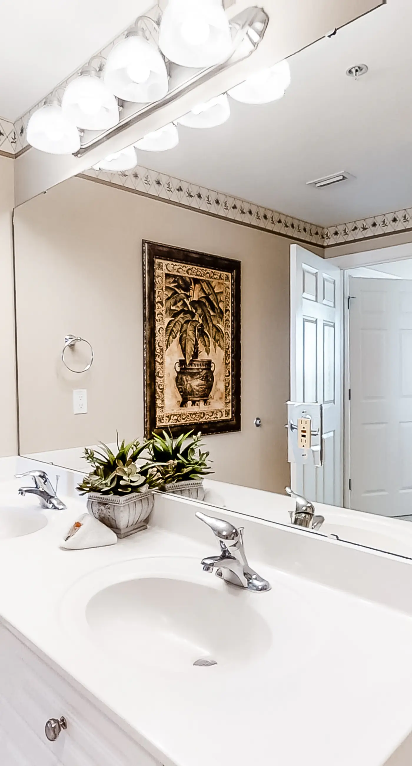 Sixth floor Summer Place condo w/ beach access, shared pool, and more