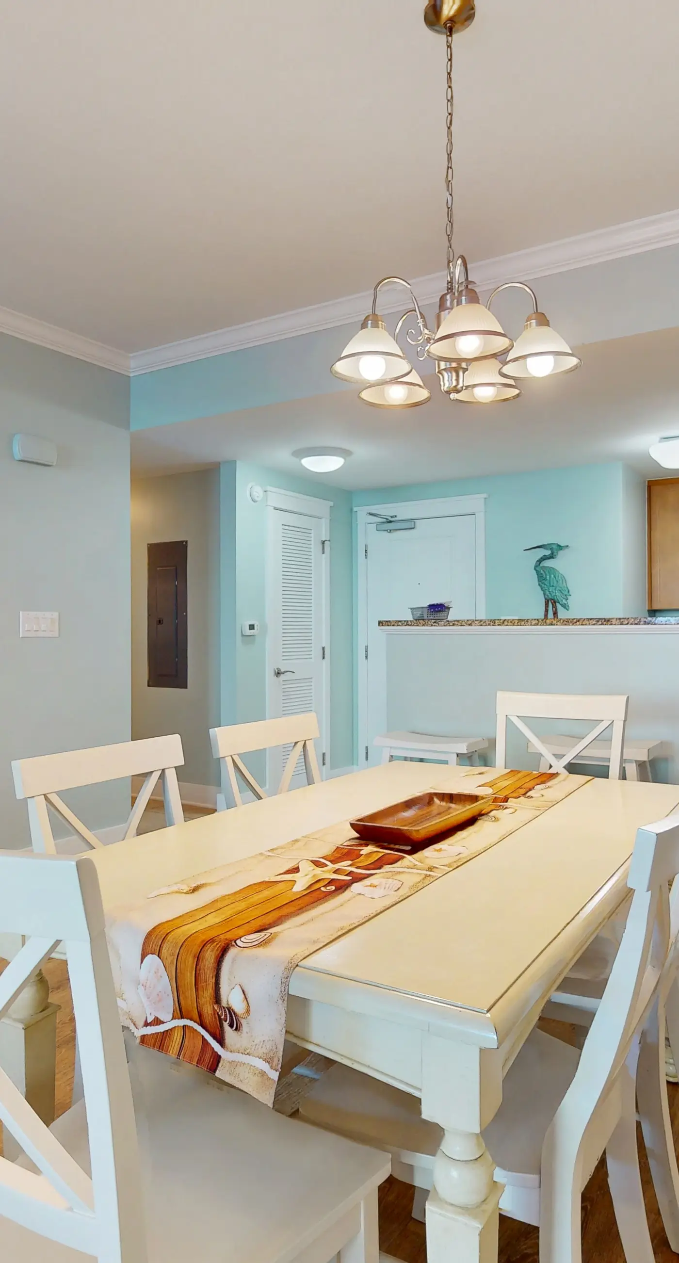 Beachview Condo with full kitchen, shared pool and beach access