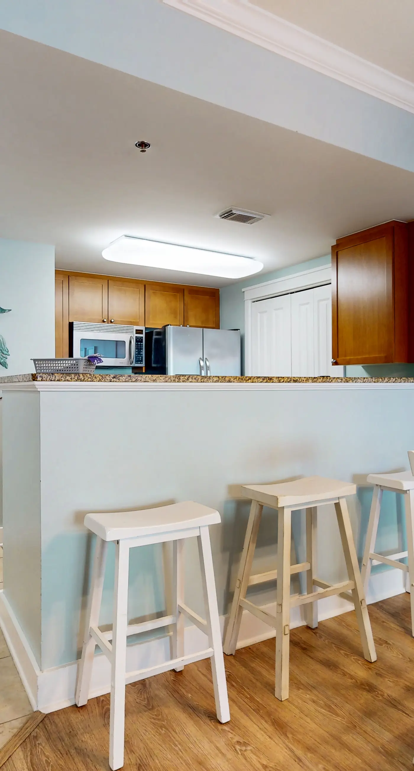 Beachview Condo with full kitchen, shared pool and beach access