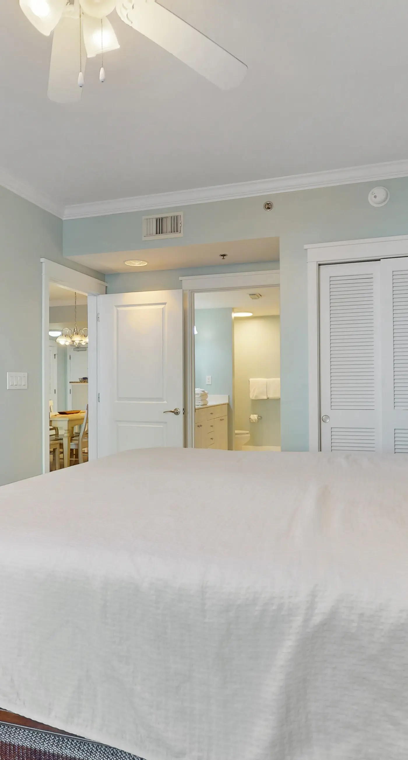 Beachview Condo with full kitchen, shared pool and beach access