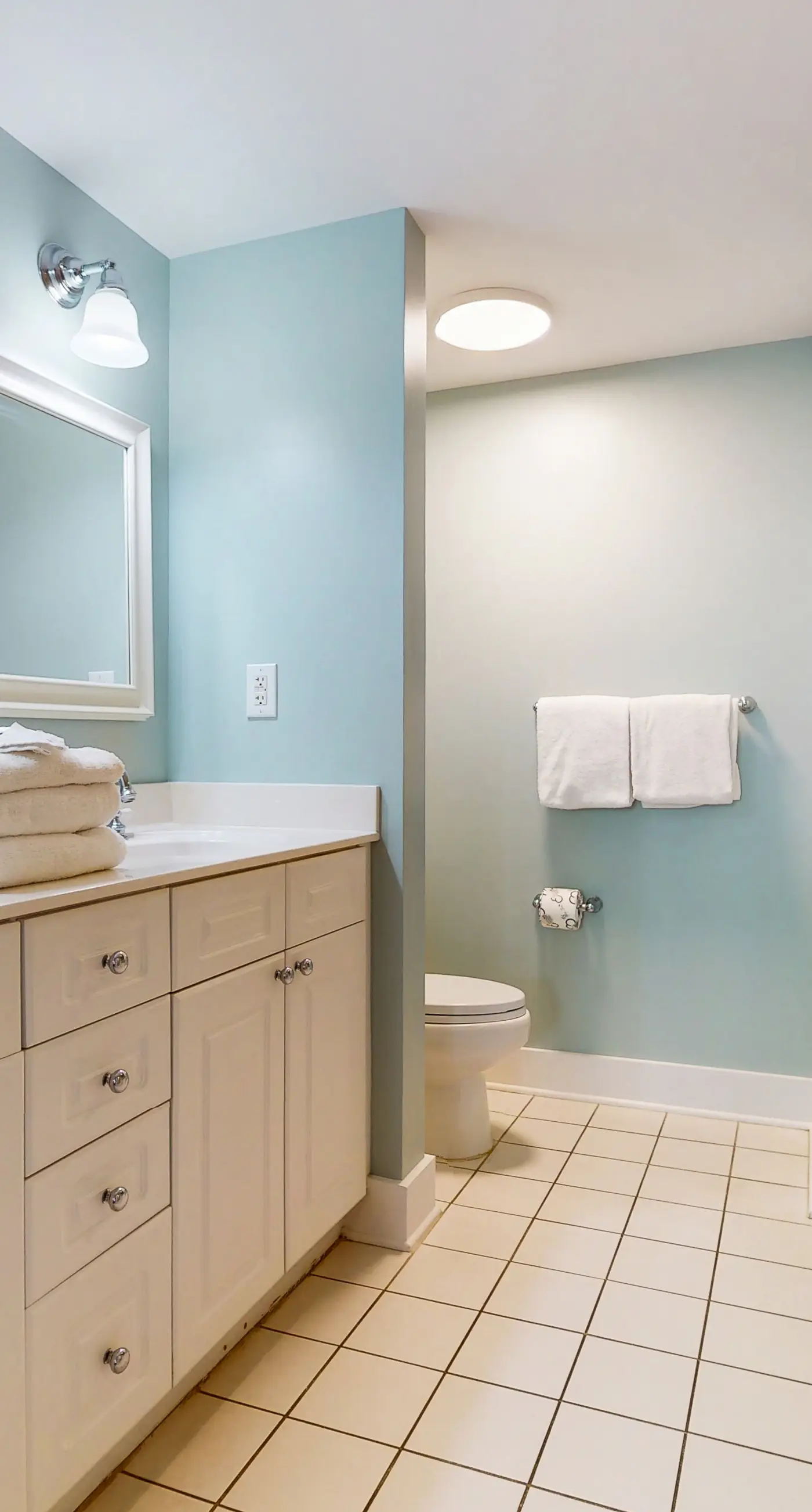 Beachview Condo with full kitchen, shared pool and beach access