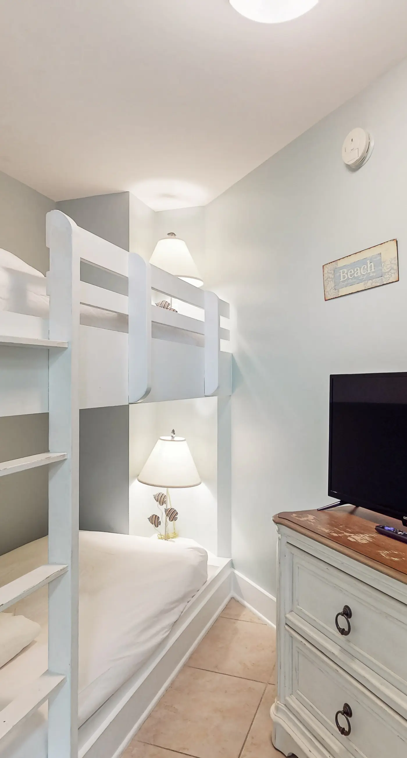 Beachview Condo with full kitchen, shared pool and beach access