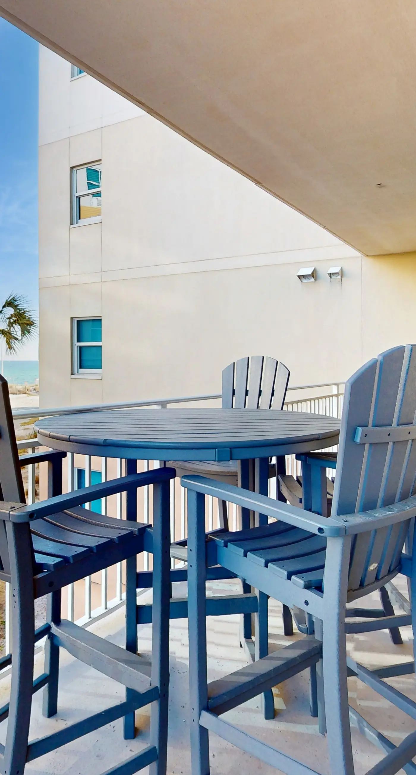 Beachview Condo with full kitchen, shared pool and beach access