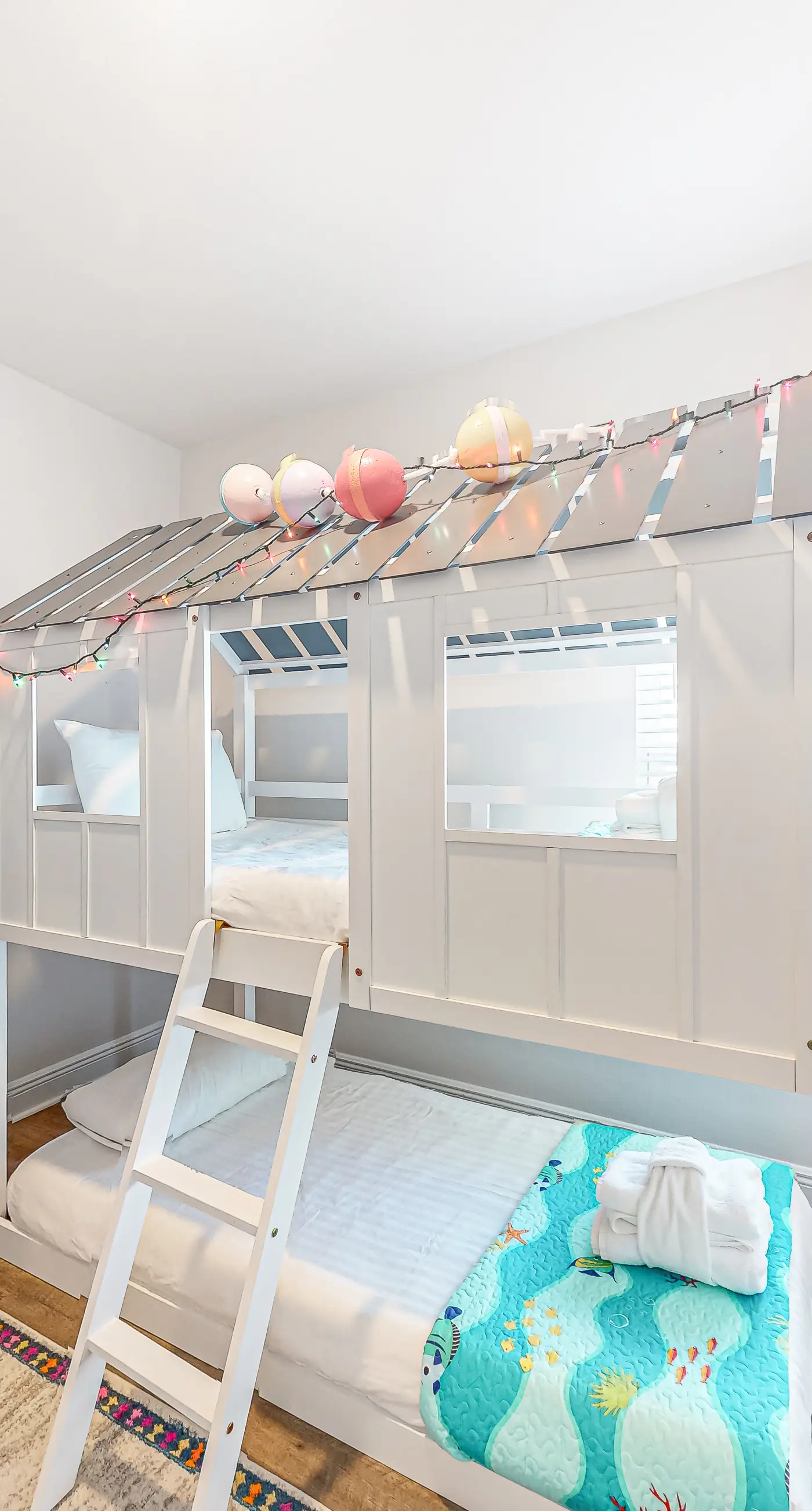 Heated community pool, themed kids room, dog friendly Beach, & Relaxing Massage