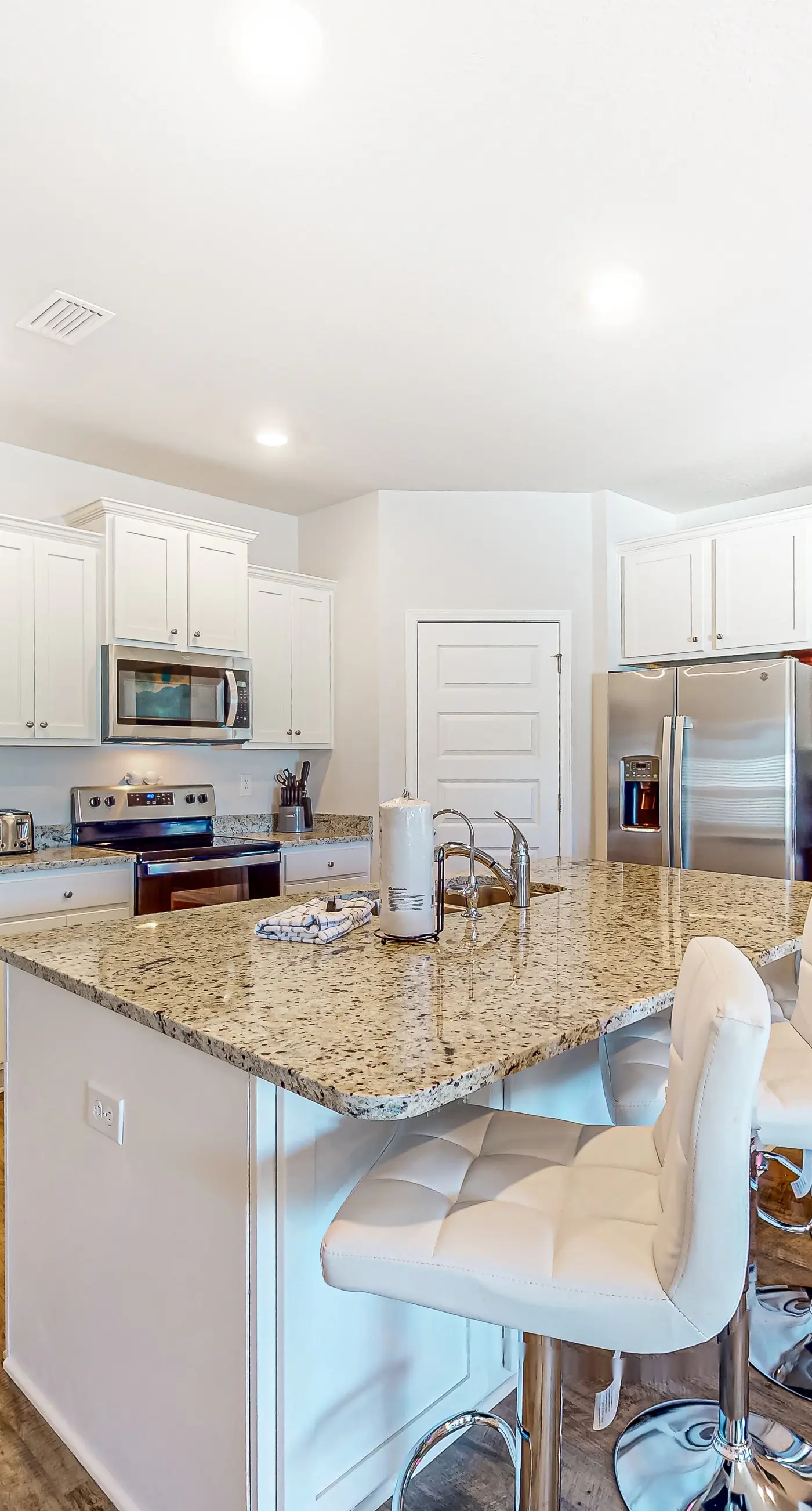 Heated community pool, themed kids room, dog friendly Beach, & Relaxing Massage