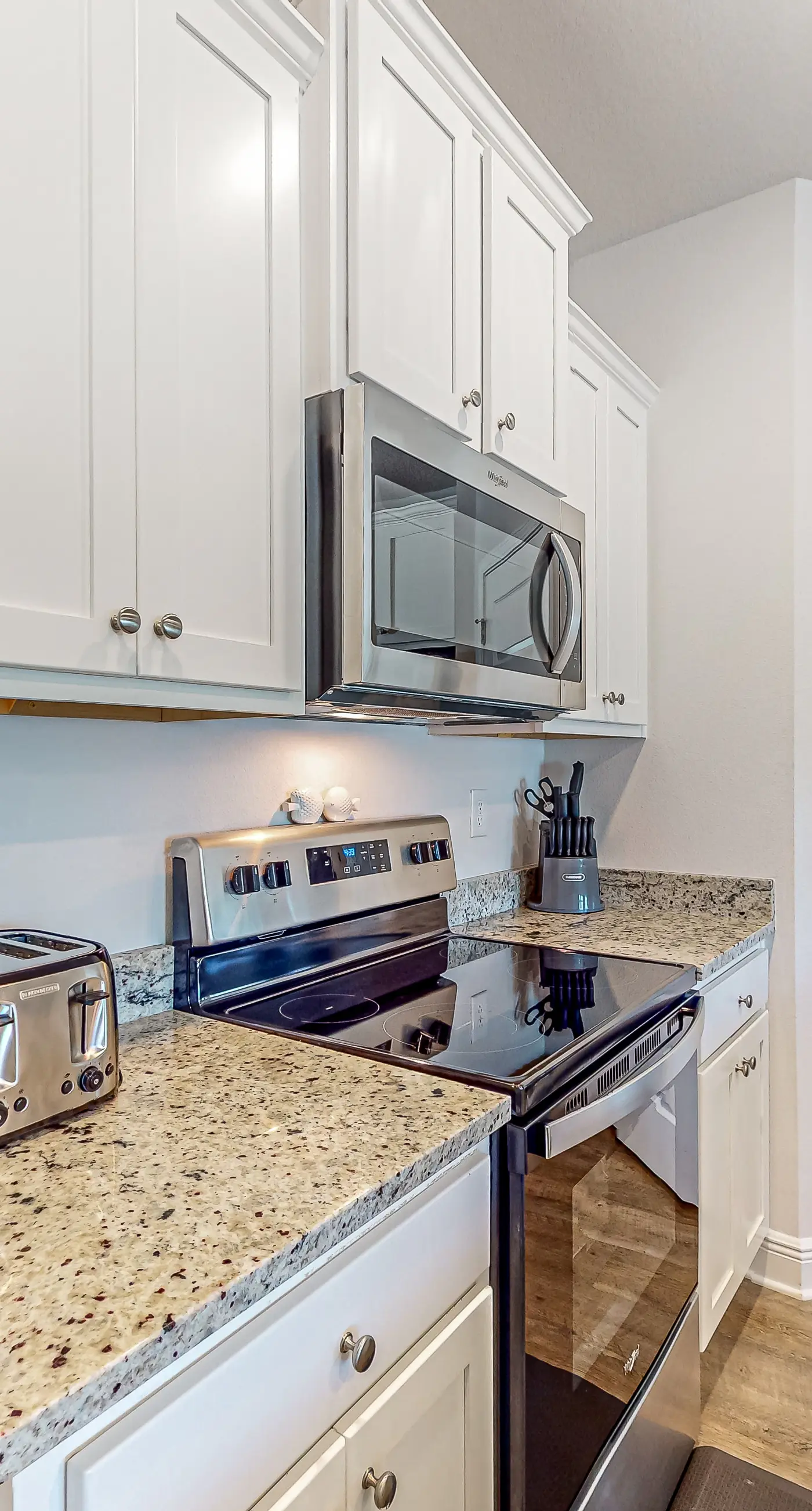 Heated community pool, themed kids room, dog friendly Beach, & Relaxing Massage