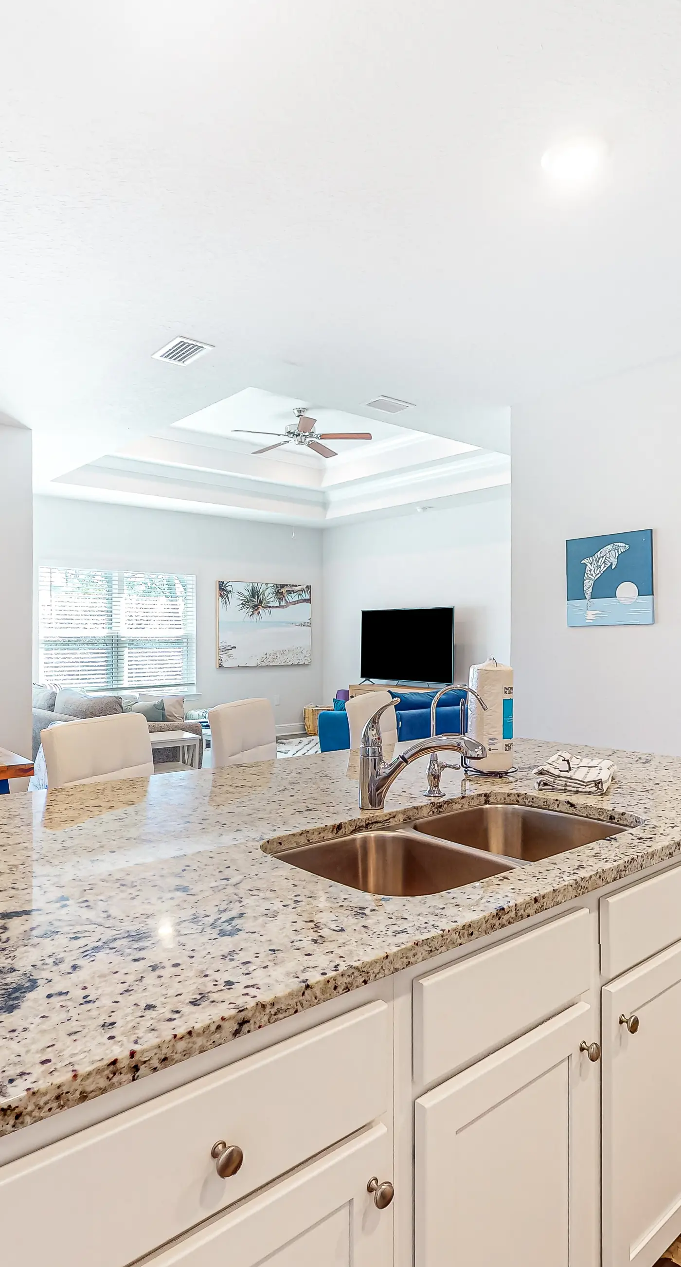 Heated community pool, themed kids room, dog friendly Beach, & Relaxing Massage