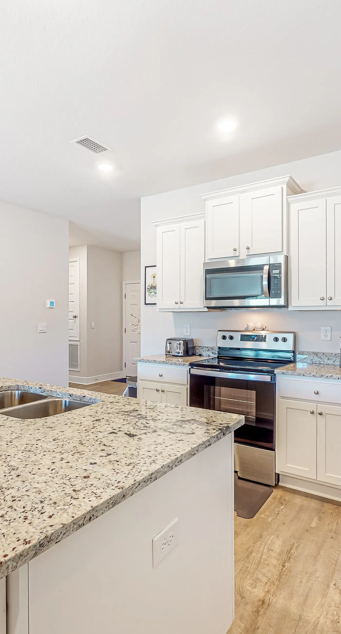 Heated community pool, themed kids room, dog friendly Beach, & Relaxing Massage