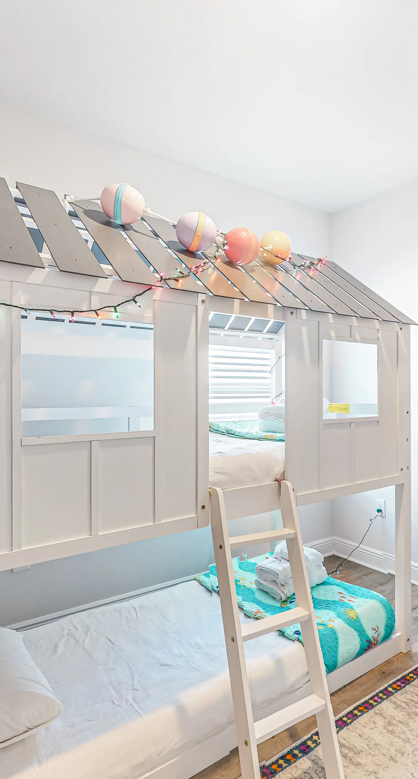 Heated community pool, themed kids room, dog friendly Beach, & Relaxing Massage