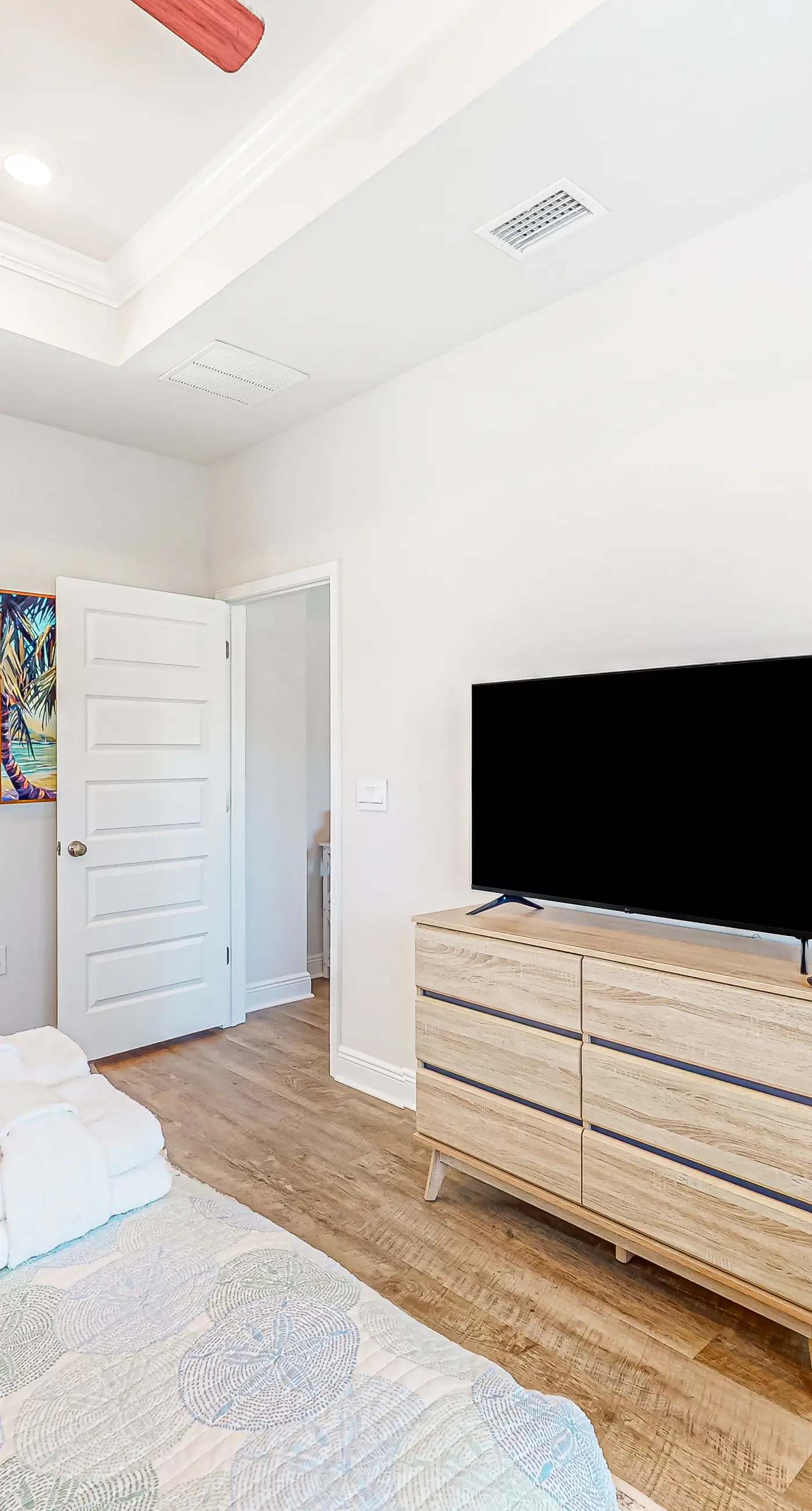 Heated community pool, themed kids room, dog friendly Beach, & Relaxing Massage