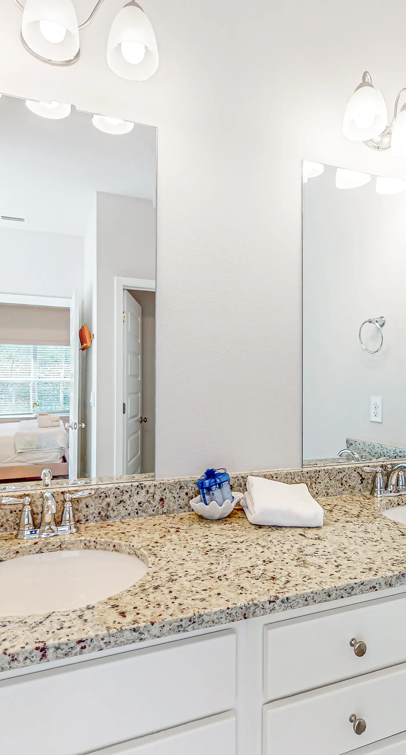 Heated community pool, themed kids room, dog friendly Beach, & Relaxing Massage