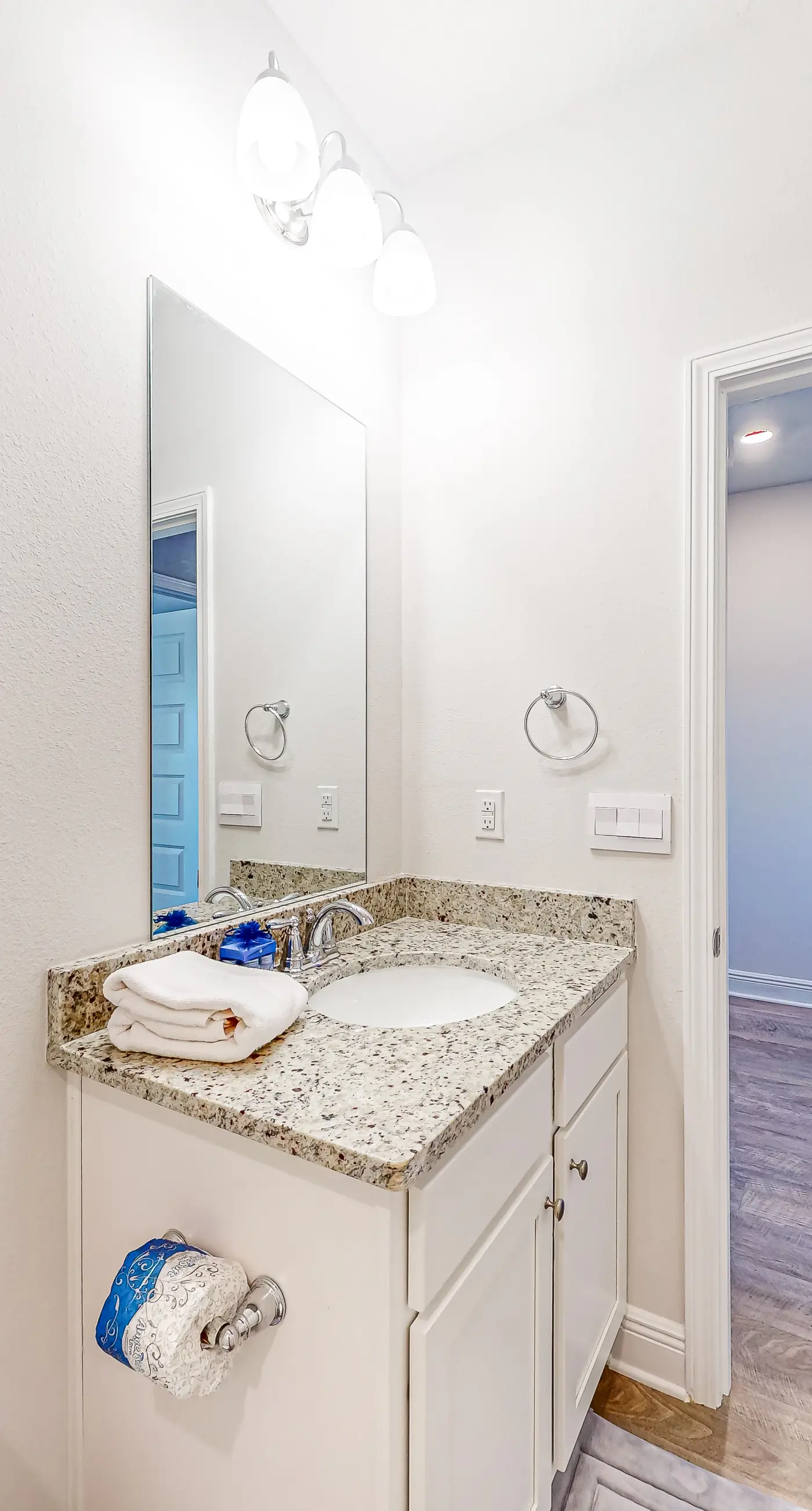 Heated community pool, themed kids room, dog friendly Beach, & Relaxing Massage