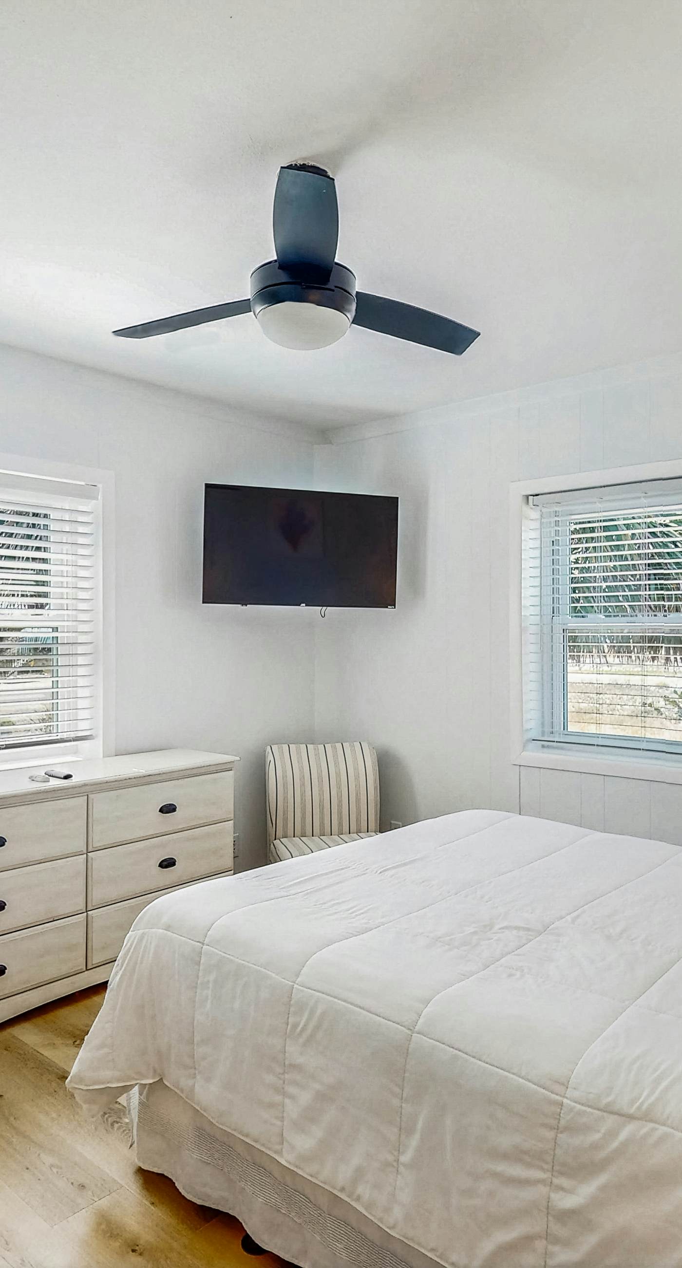 Dog-friendly Condo with a Shared Pool, Great Beach Vibes, & Stunning Views