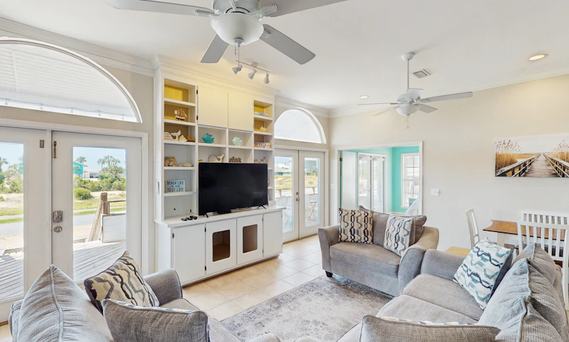 Snowbird-friendly beach house with private deck, A/C, & Fast WiFi