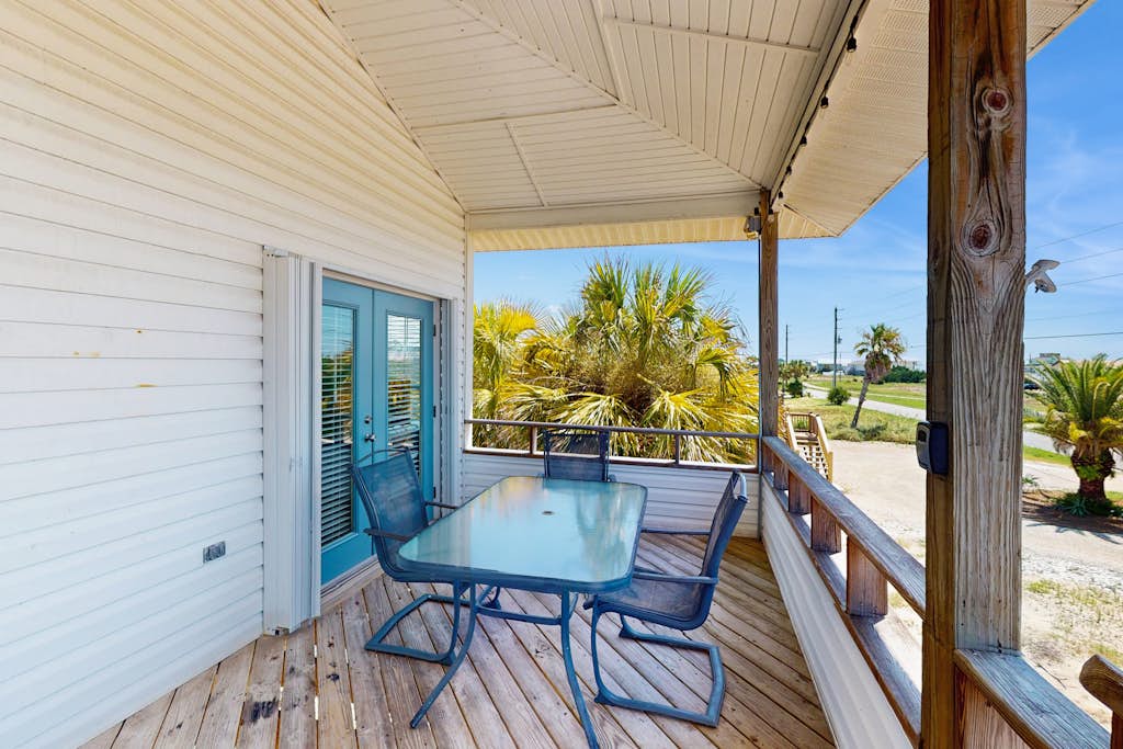 Snowbird-friendly beach house with private deck, A/C, & Fast WiFi