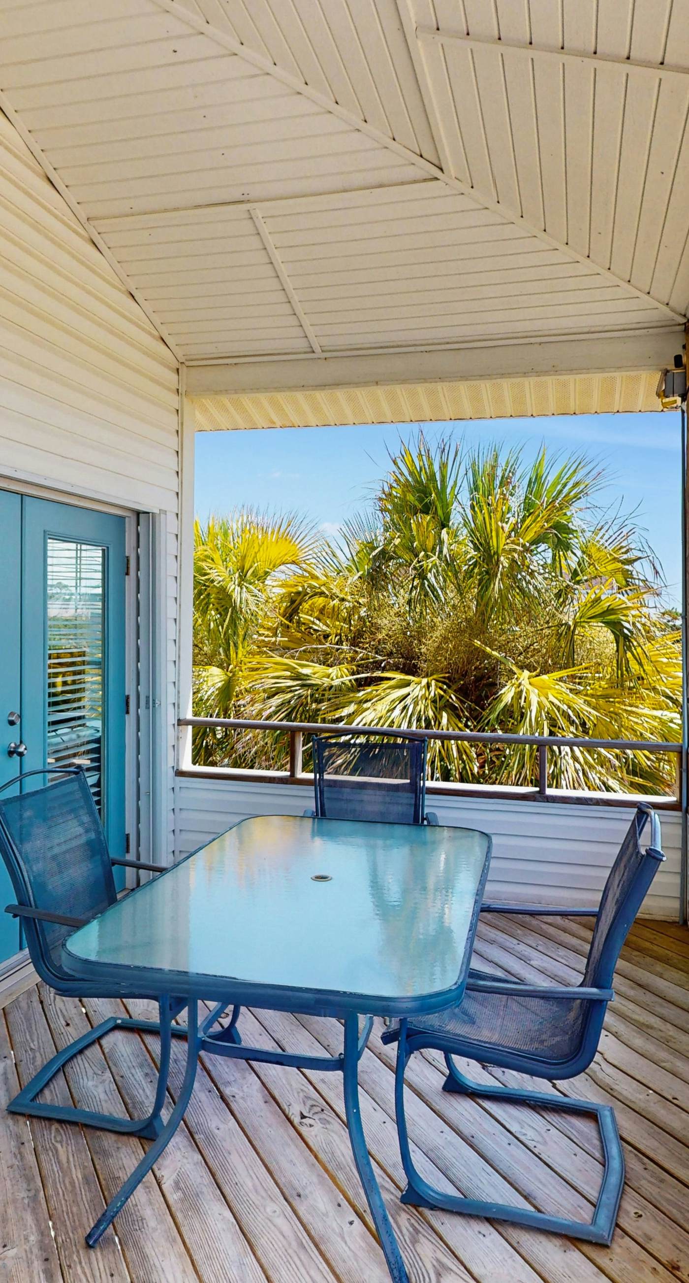 Snowbird-friendly beach house with private deck, A/C, & Fast WiFi