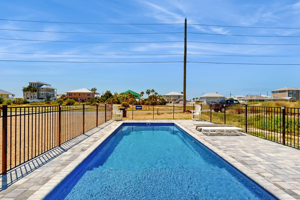 Snowbird-friendly beach house with private deck, A/C, & Fast WiFi